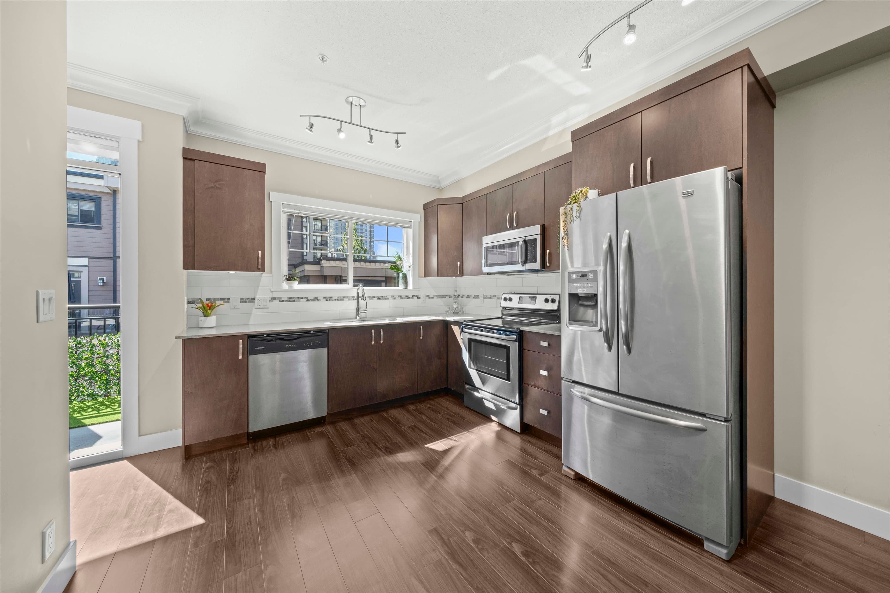 4 - 838 Royal Avenue, New Westminster, V3M 1J9 — photo 4