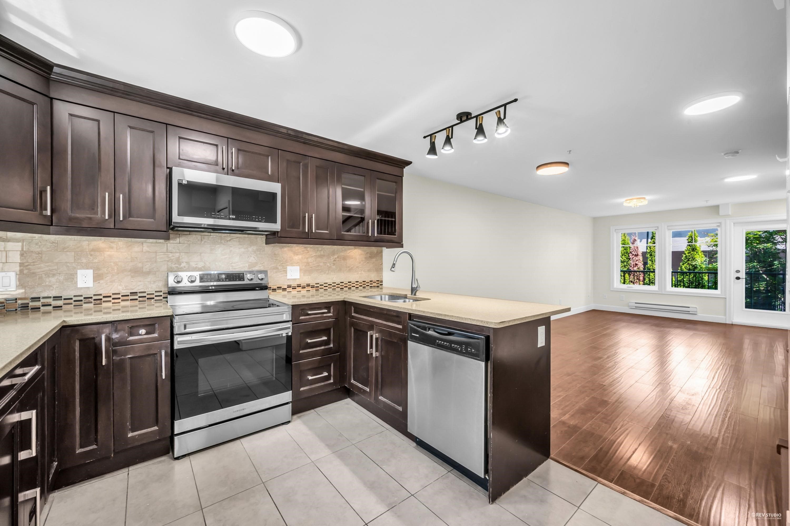 201 - 423 8th Street, New Westminster, V3M 3R5 — photo 1