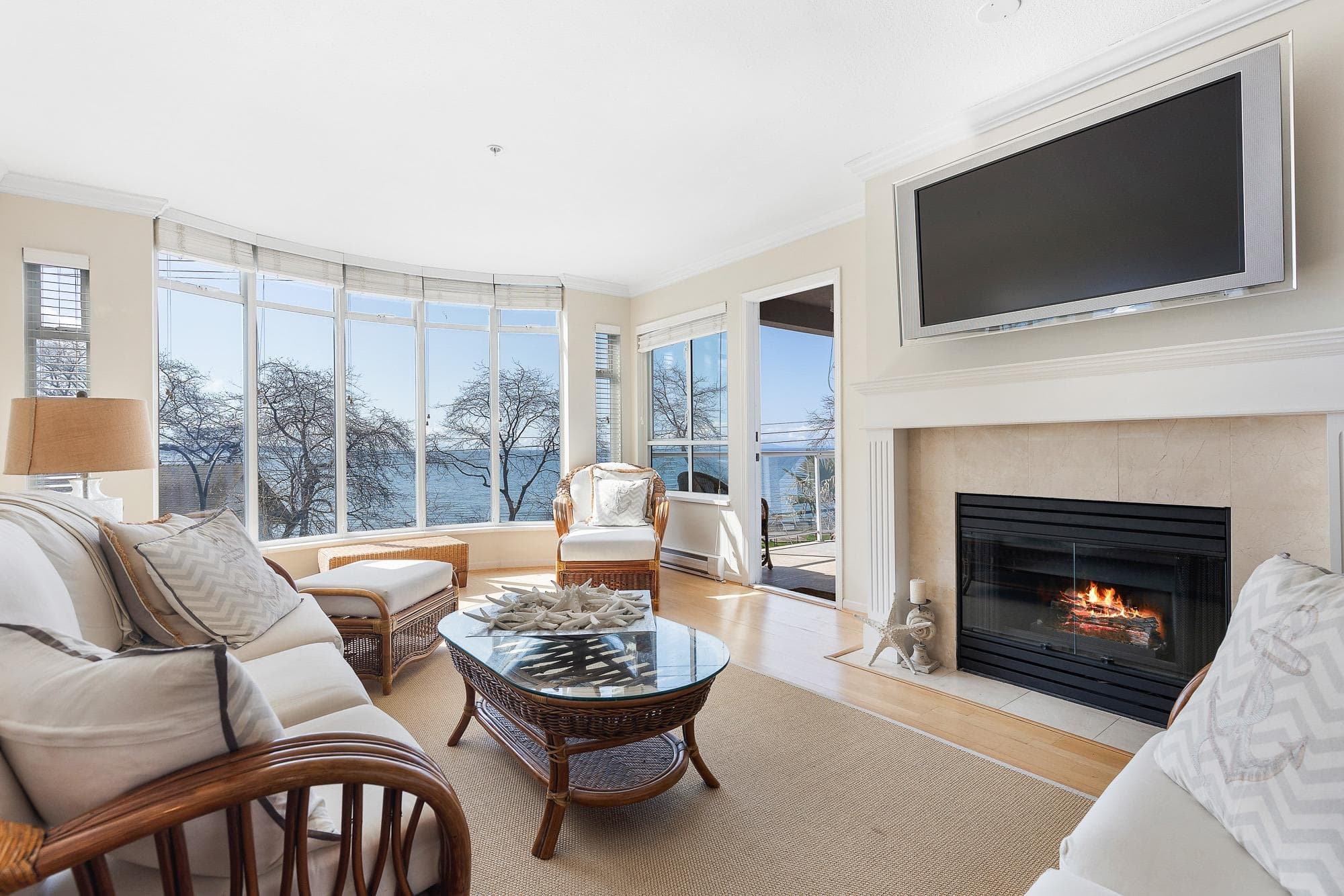 301 - 14965 Marine Drive, White Rock, V4B 1C3 — photo 2