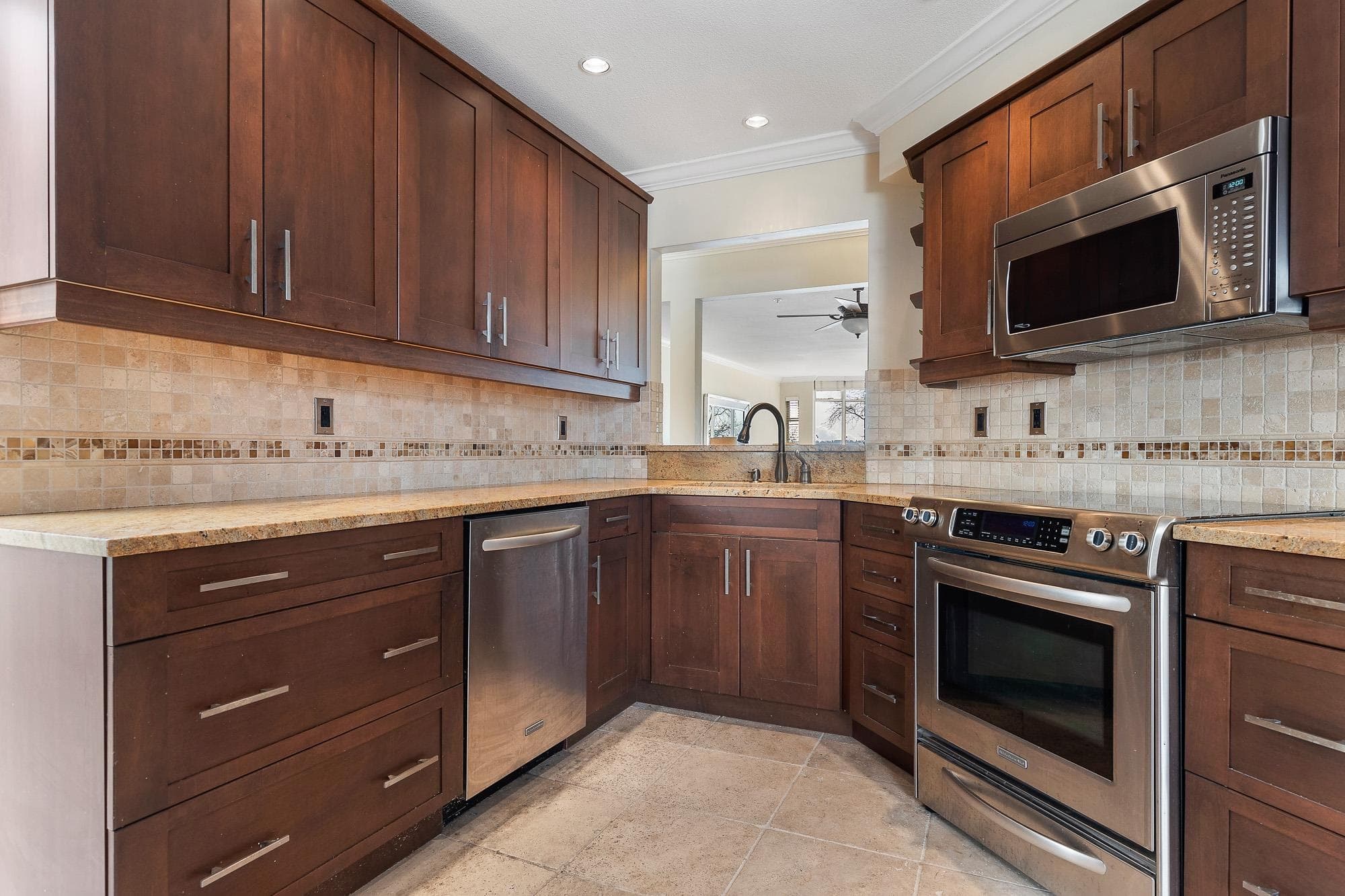 301 - 14965 Marine Drive, White Rock, V4B 1C3 — photo 4