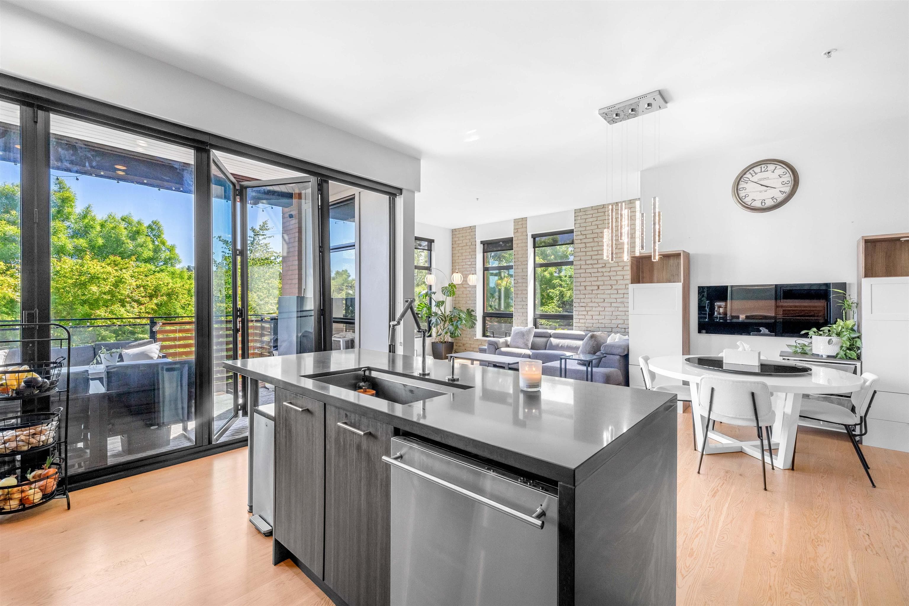 215 - 220 Salter Street, New Westminster, V3M 0H4 — photo 3
