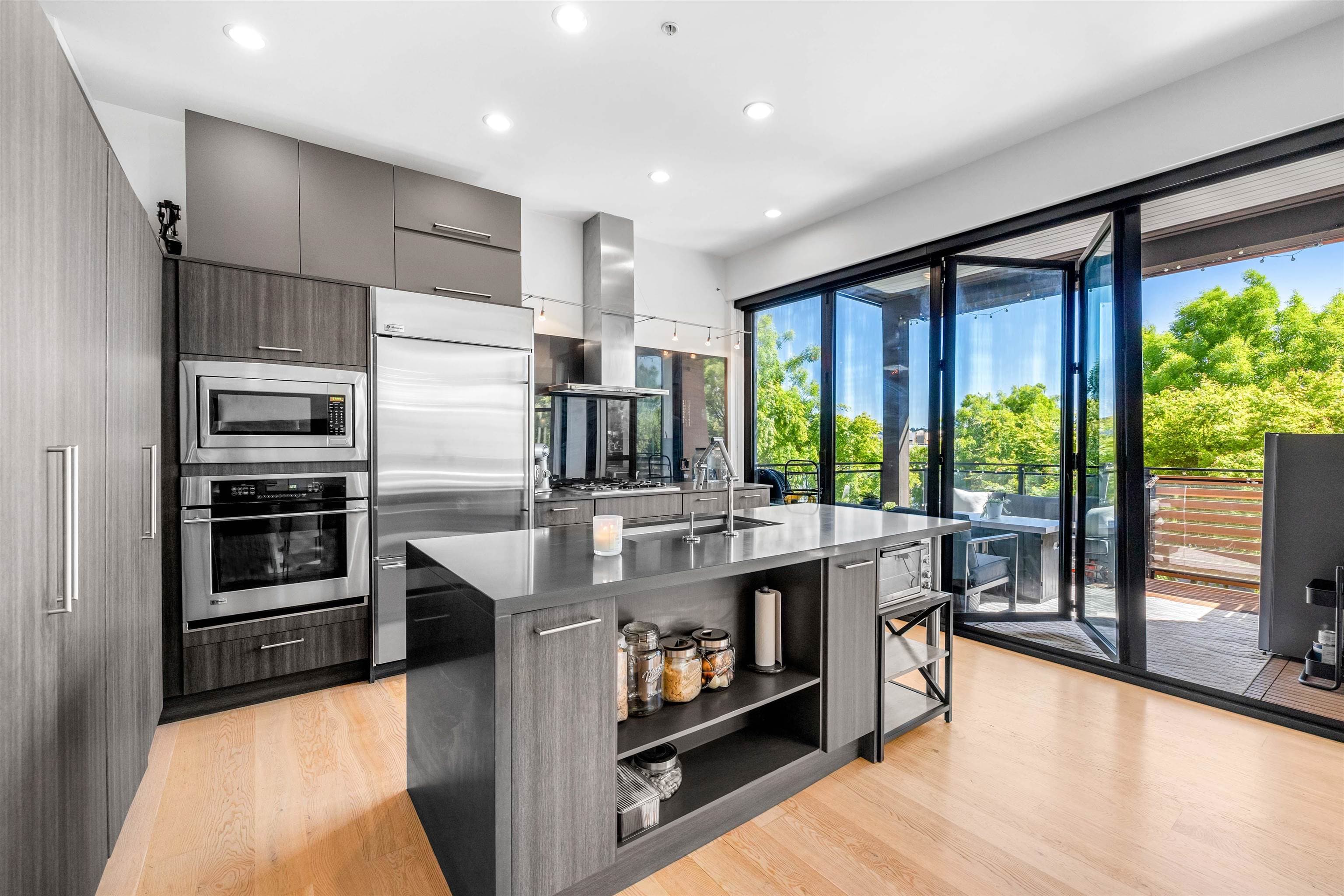 215 - 220 Salter Street, New Westminster, V3M 0H4 — photo 1