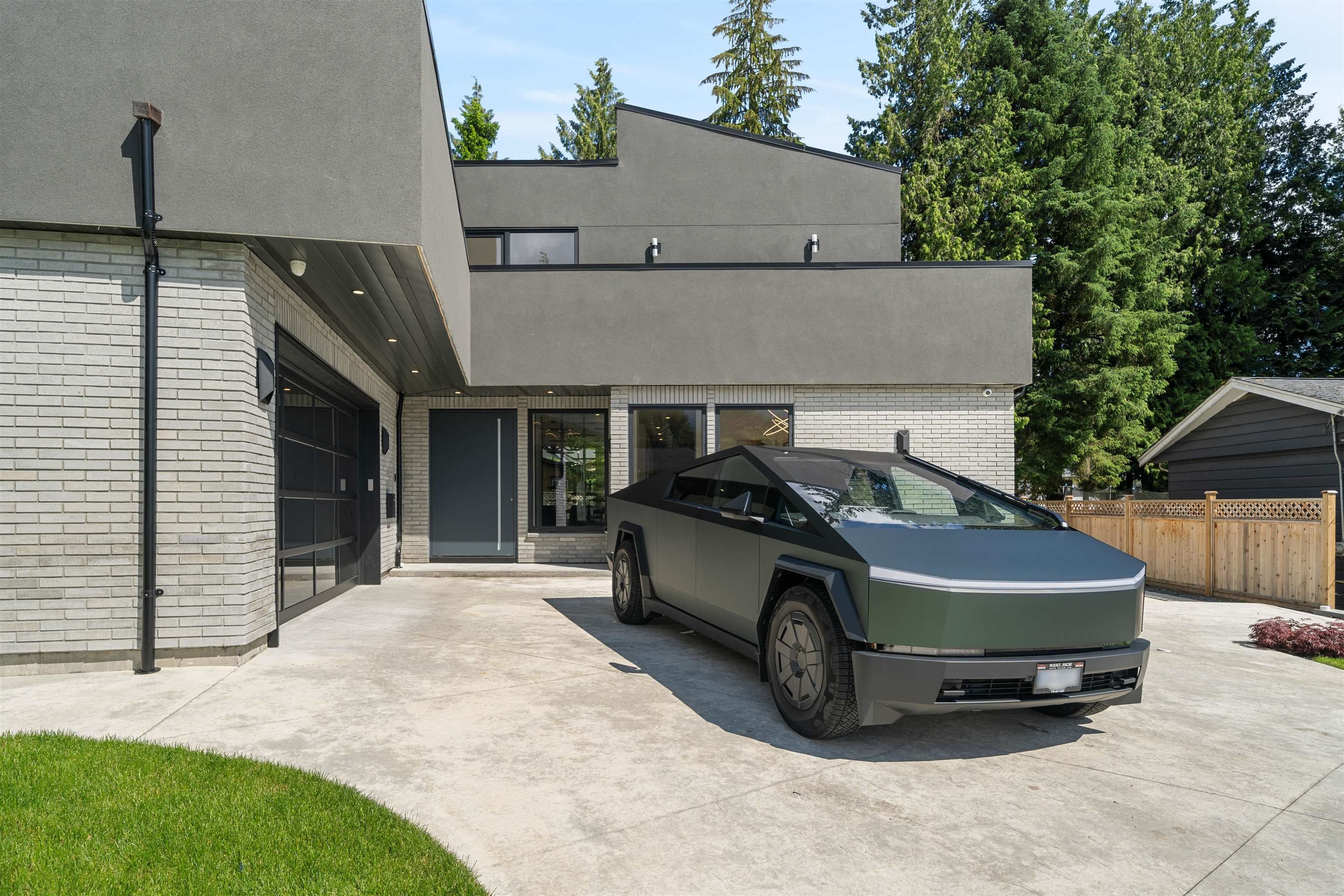 687 Poplar Street, Coquitlam, V3J 3K7 — photo 2