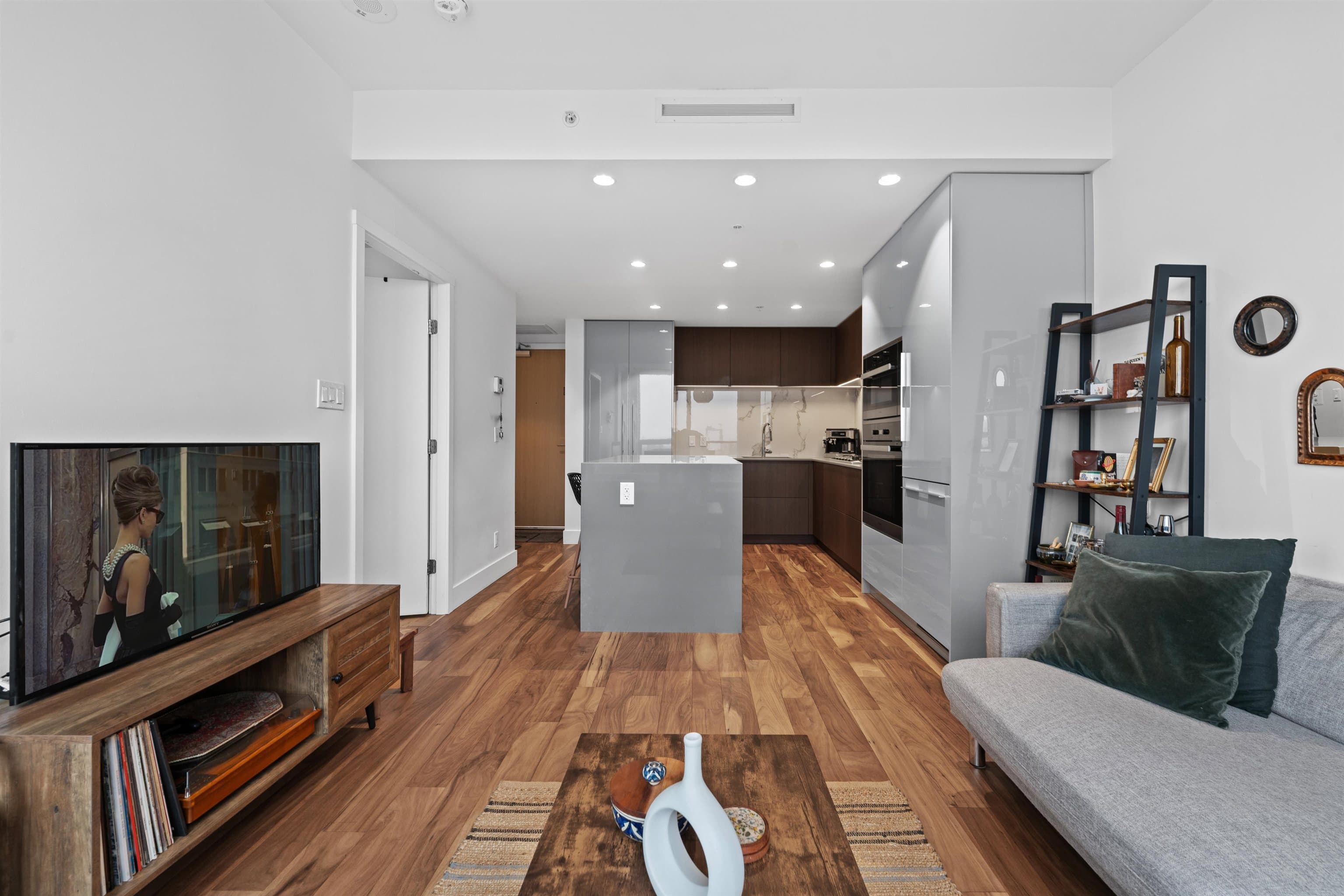 802 - 1632 Lions Gate Lane, North Vancouver, V7P 0E2 — photo 5