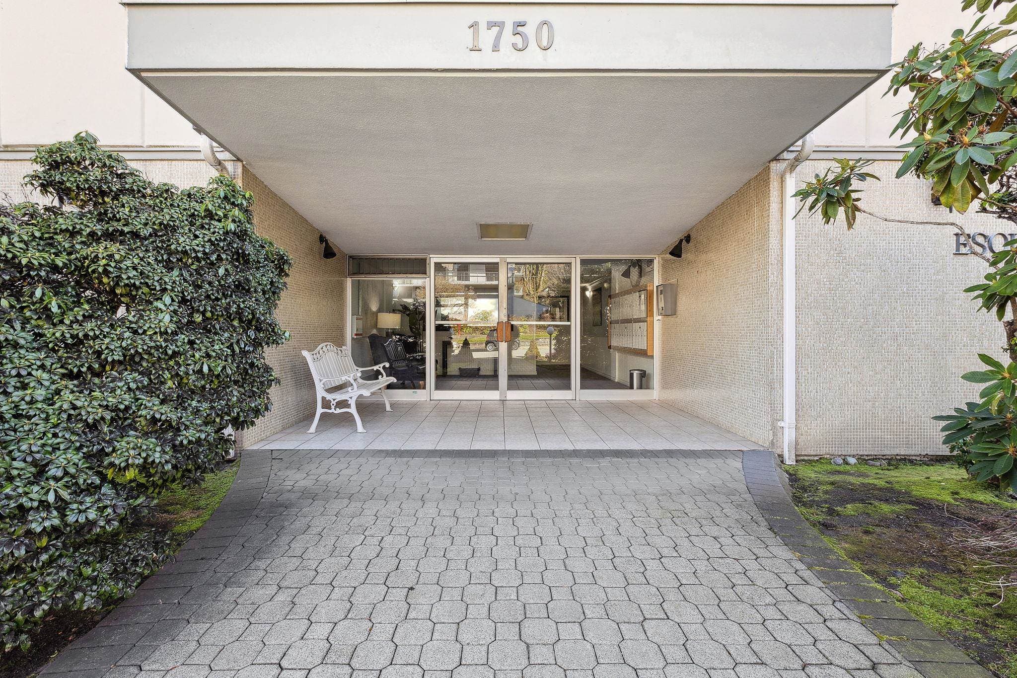 205 - 1750 Esquimalt Avenue, West Vancouver, V7V 1R8 — photo 2