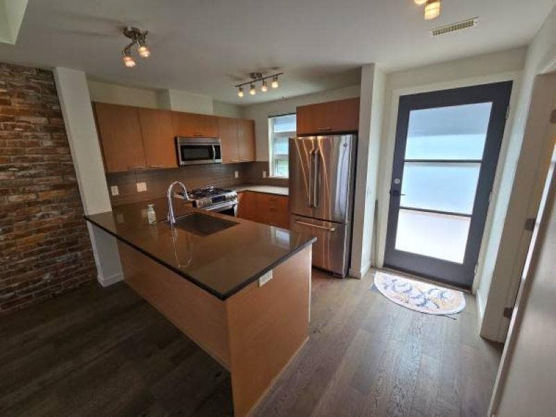 95 Moody Street, Port Moody, V3H 0H2 — photo 2