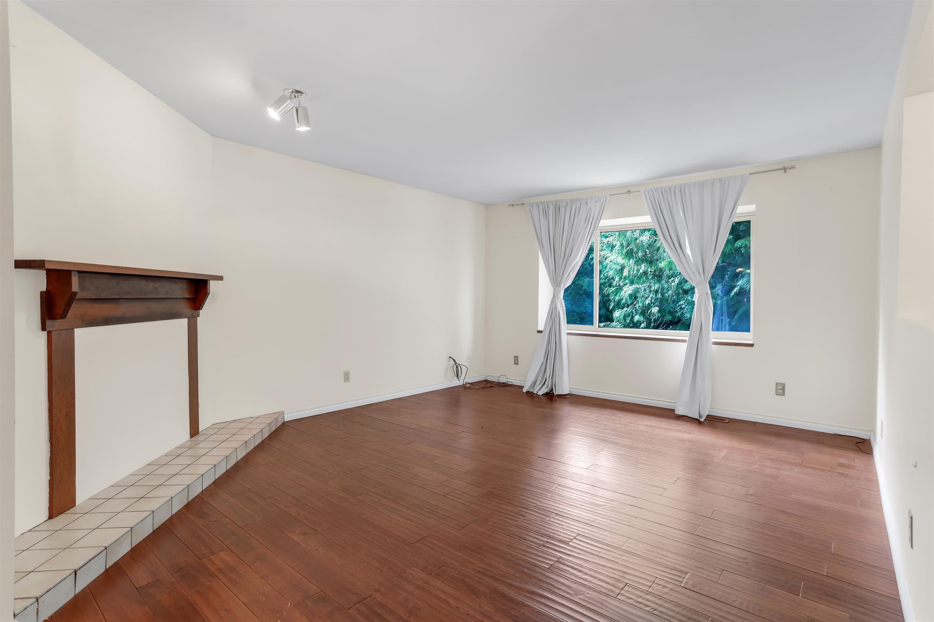1568 161 Street, Surrey, V4A 4X8 — photo 2
