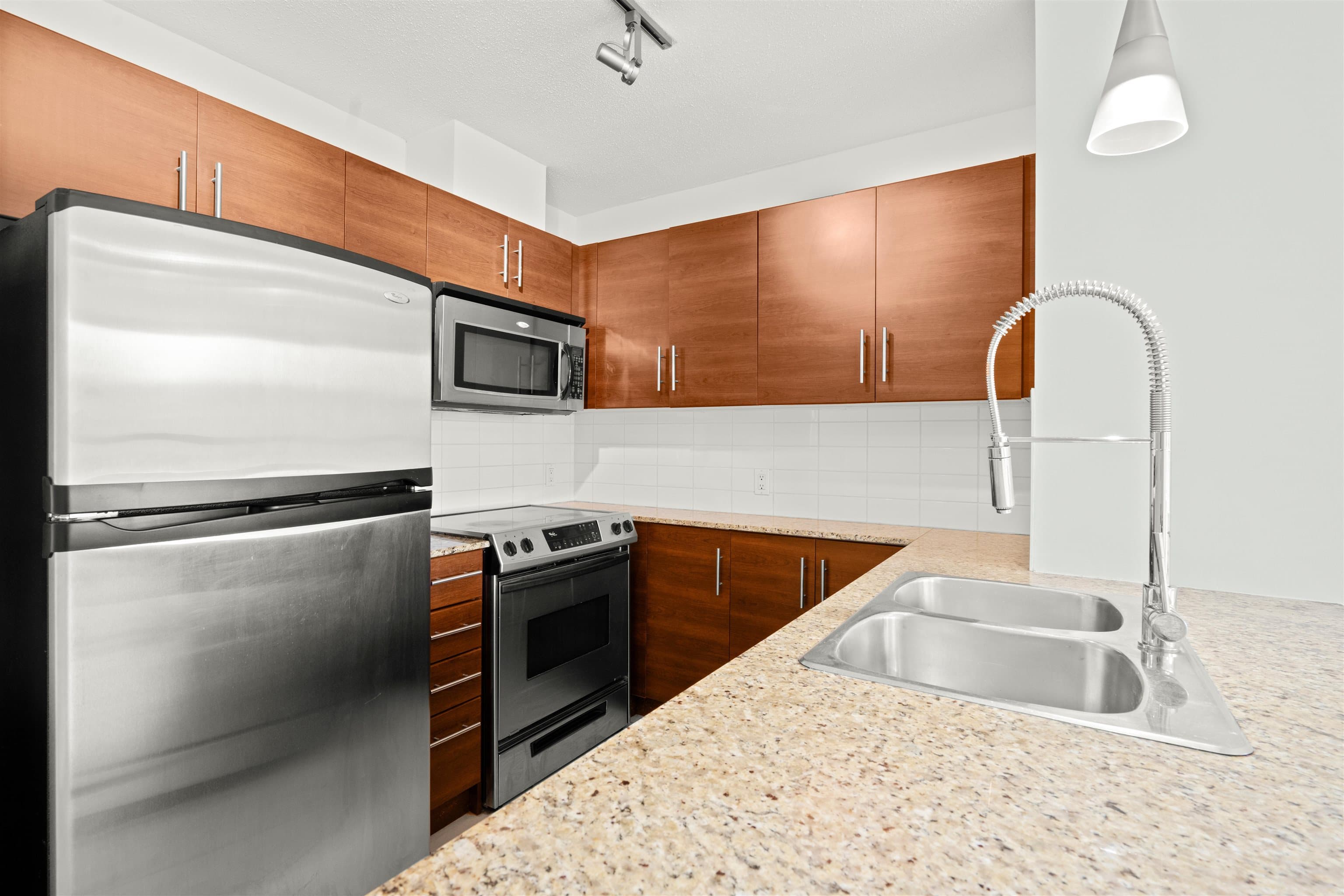 701 - 814 Royal Avenue, New Westminster, V3M 1J9 — photo 3