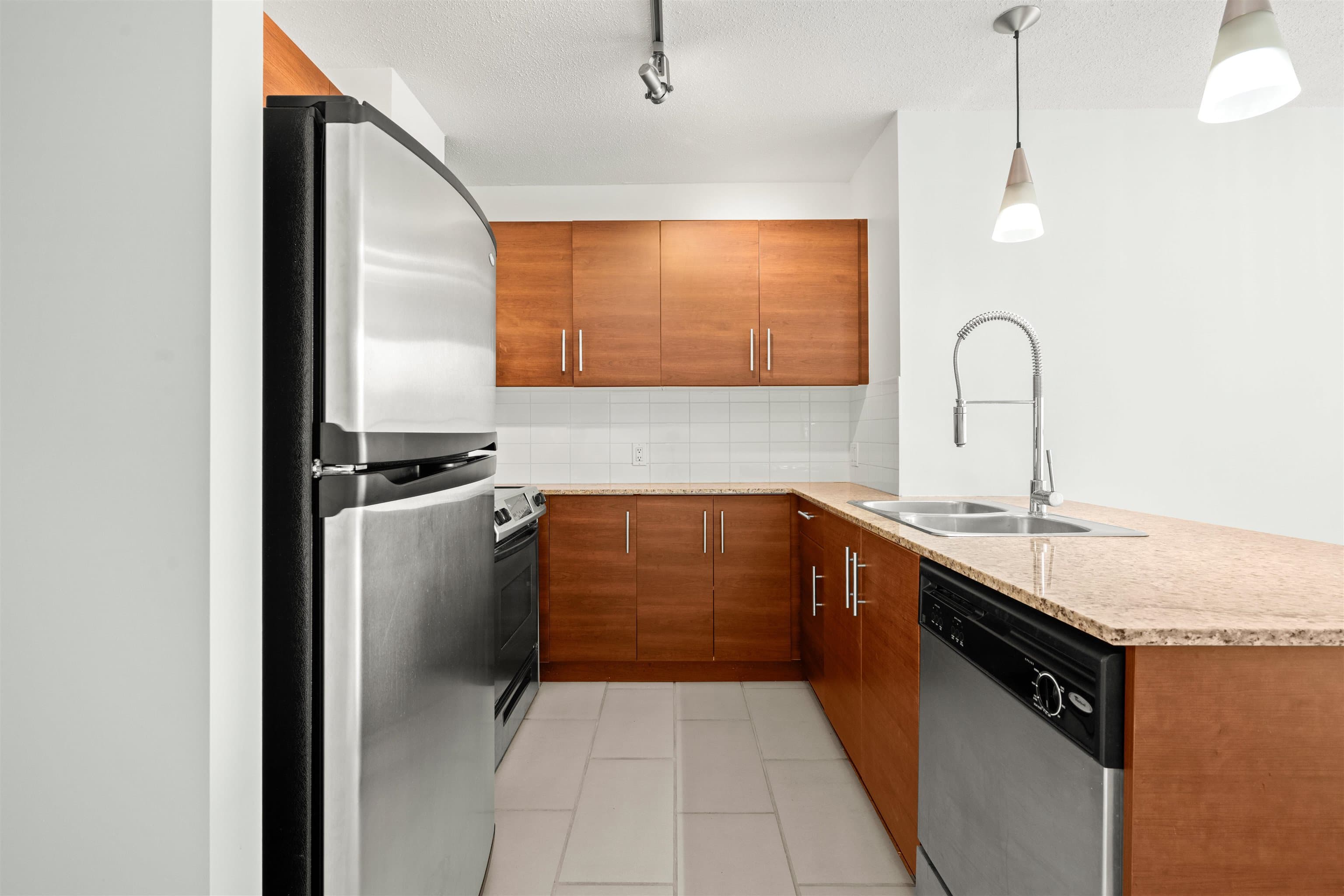 701 - 814 Royal Avenue, New Westminster, V3M 1J9 — photo 4