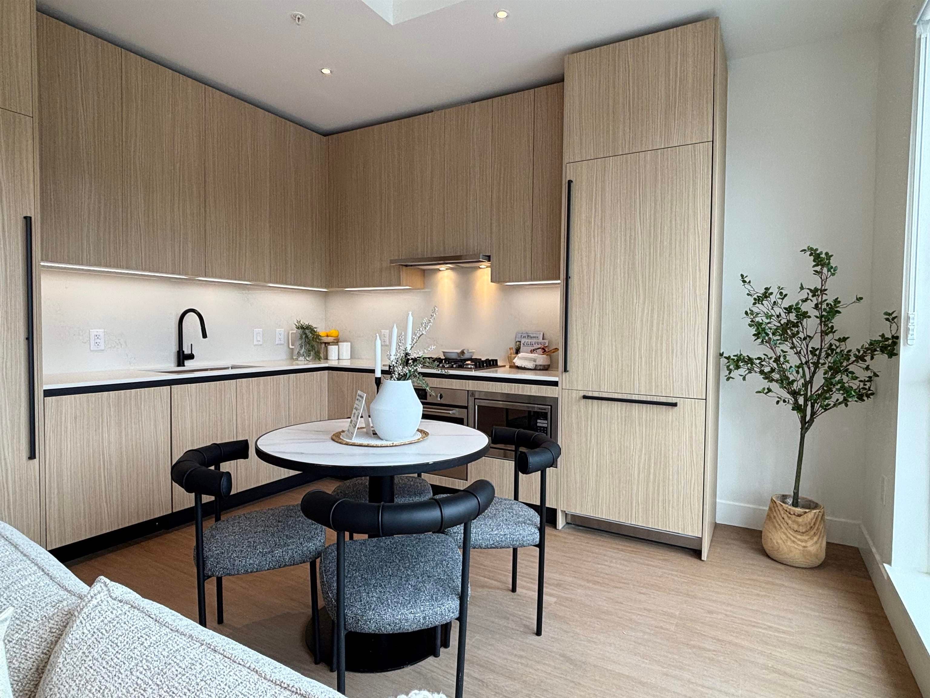 601 - 2235 E Broadway, Vancouver, V5N 0J5 — photo 2