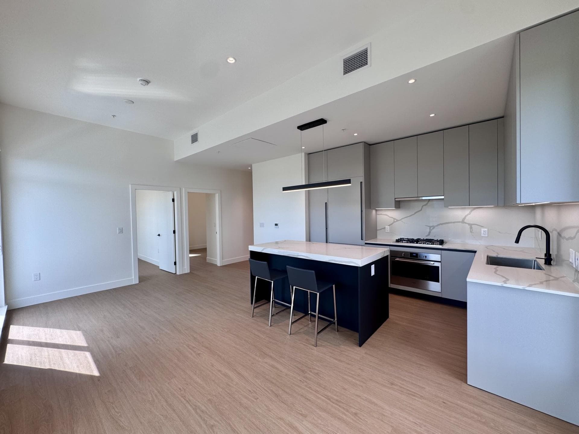 602 - 2235 E Broadway, Vancouver, V5N 0J5 — photo 2