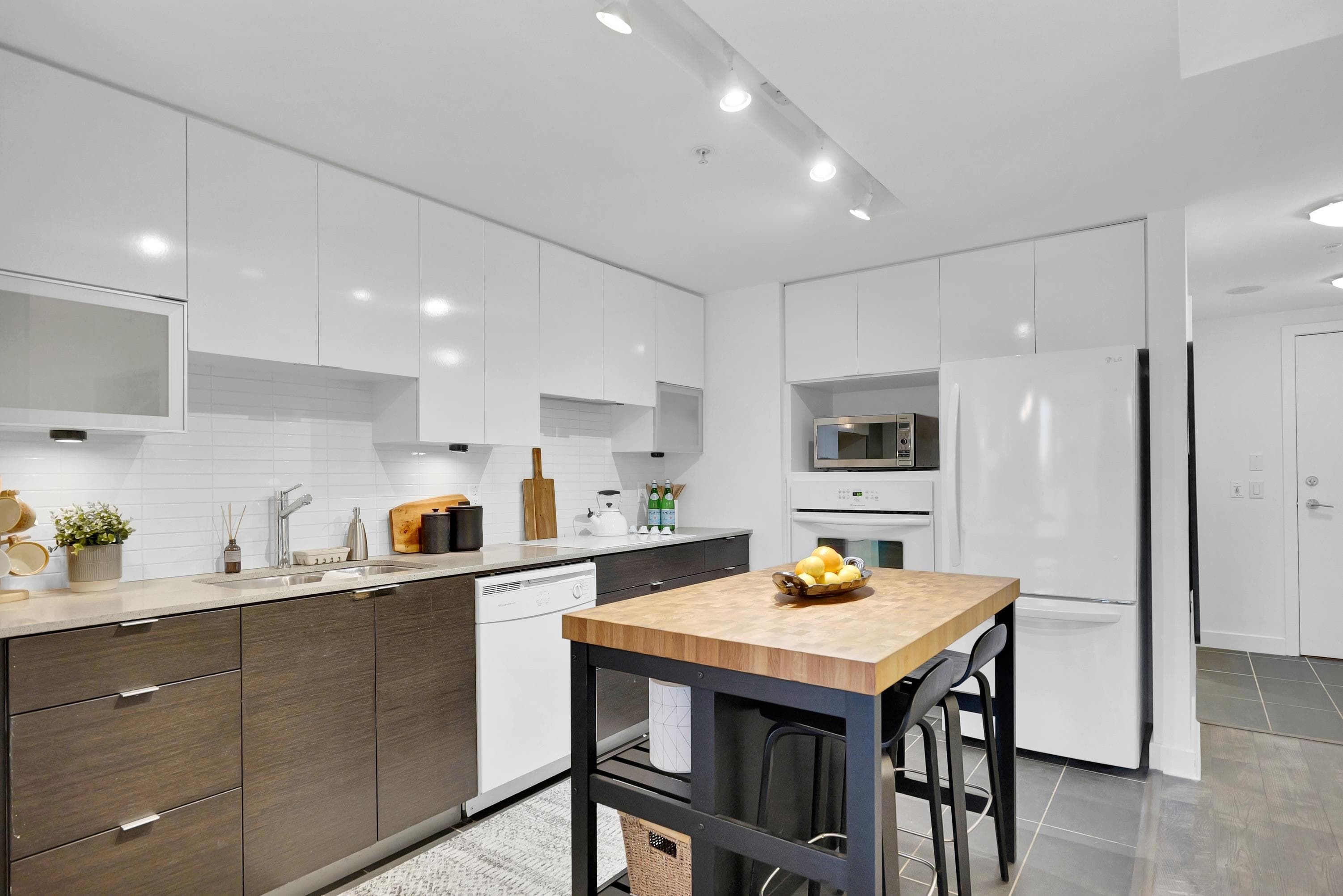 203 - 175 W 2nd Street, North Vancouver, V7M 0A5 — photo 5
