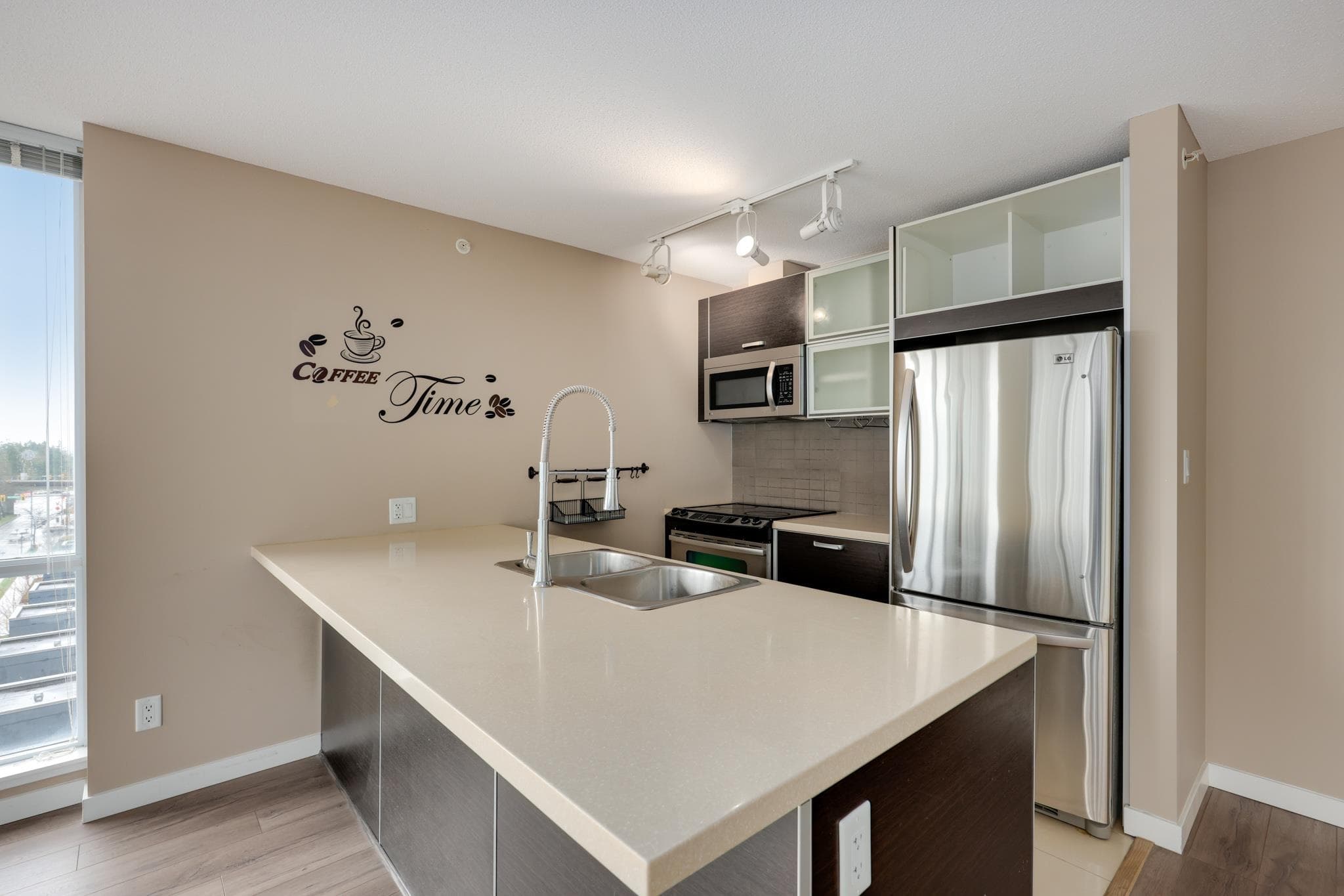 604 - 9981 Whalley Boulevard, Surrey, V3T 0G6 — photo 3