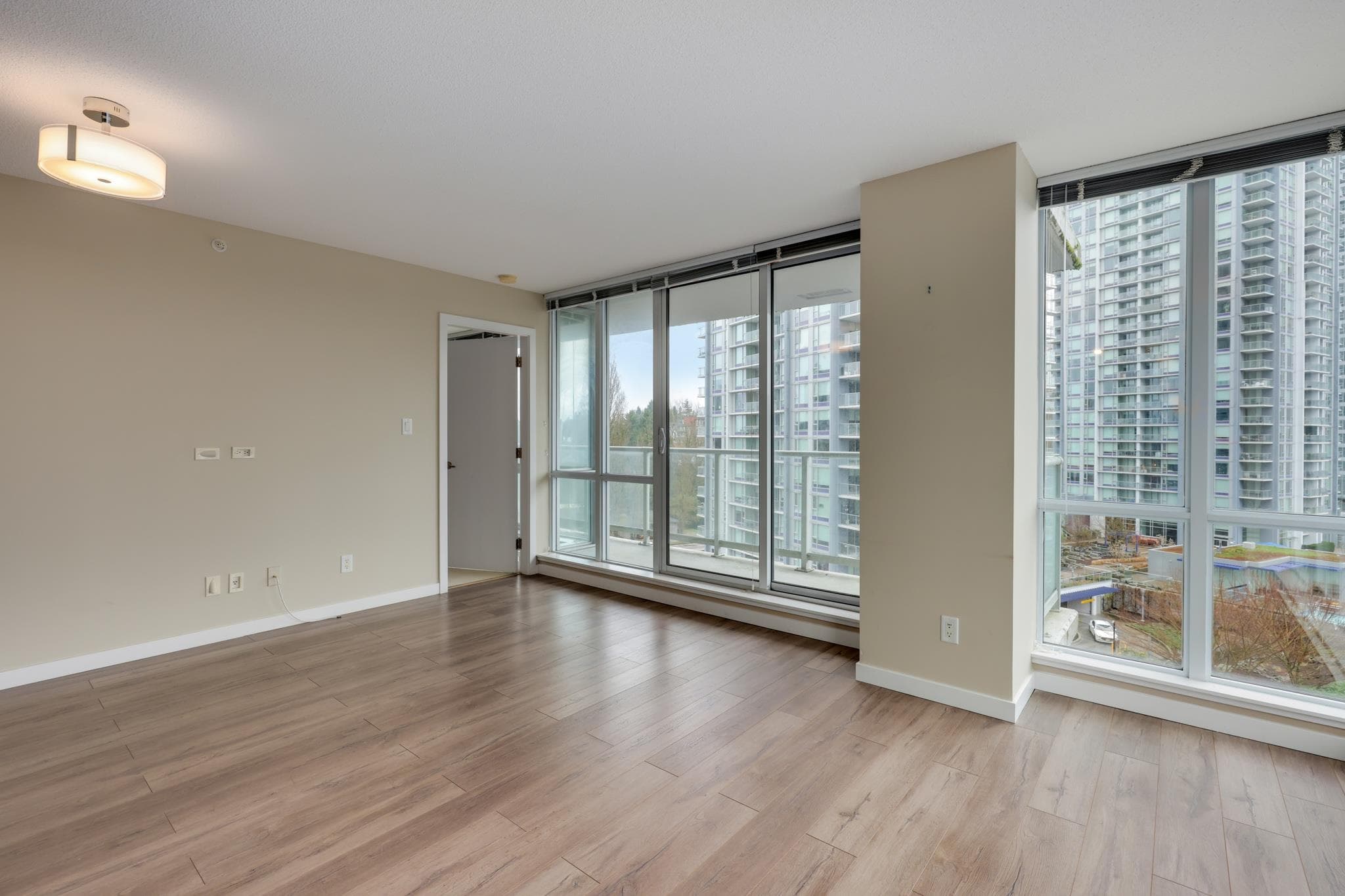 604 - 9981 Whalley Boulevard, Surrey, V3T 0G6 — photo 5