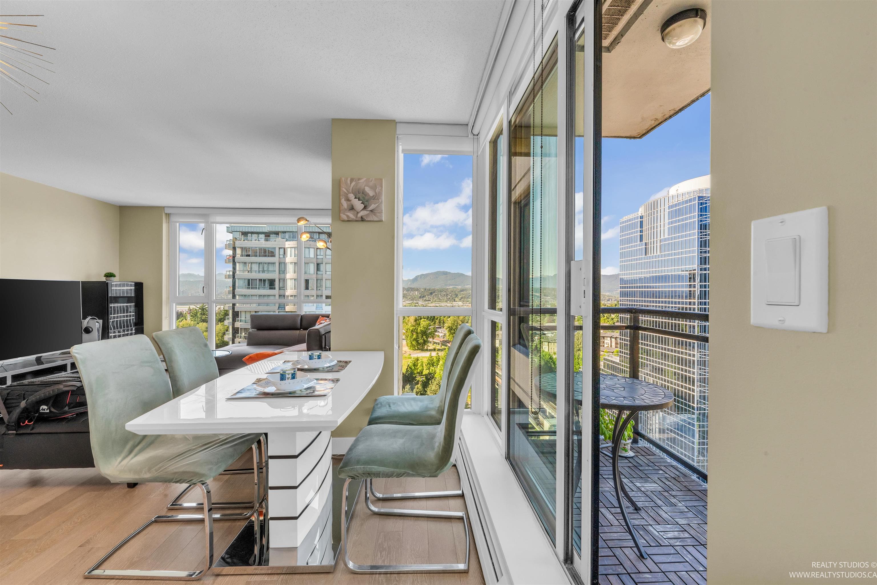1710 - 10777 University Drive, Surrey, V3T 0E7 — photo 3