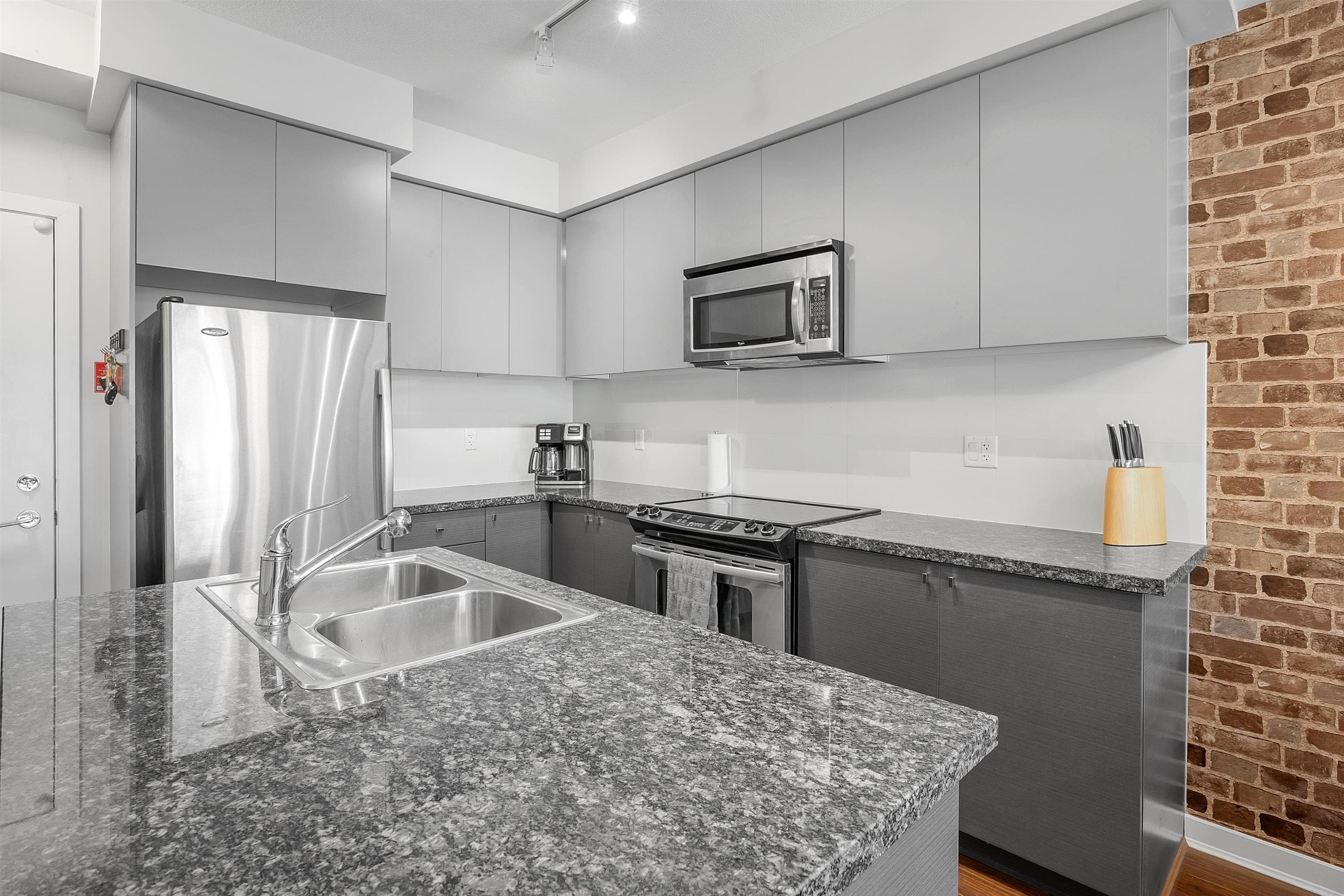 101 - 6430 194 Street, Surrey, V4N 6J7 — photo 2