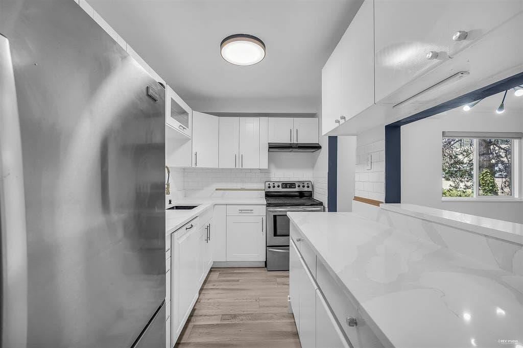 102 - 1555 Fir Street, White Rock, V4B 4B6 — photo 3