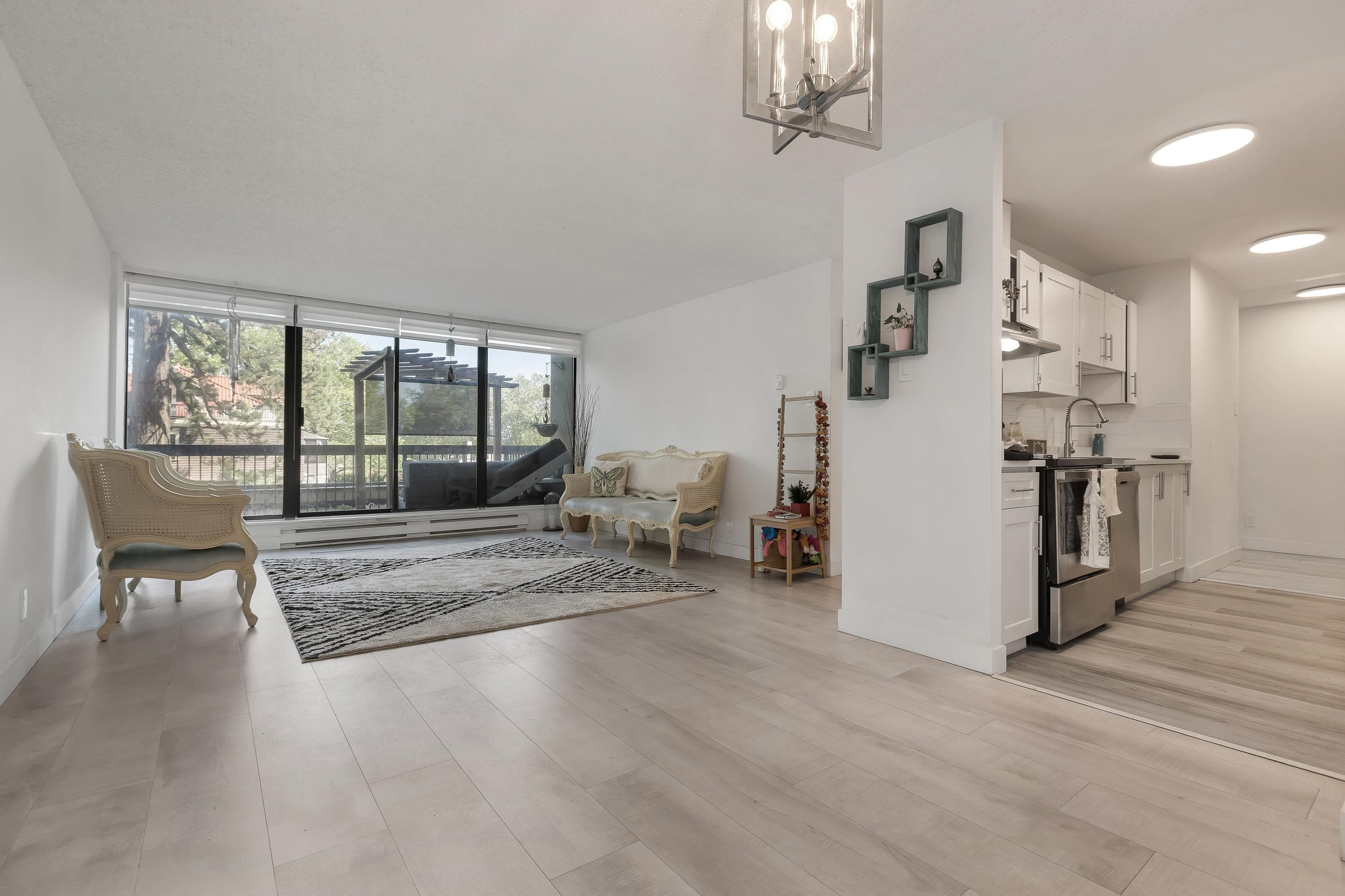201 - 6540 Burlington Avenue, Burnaby, V5H 4G3 — photo 5