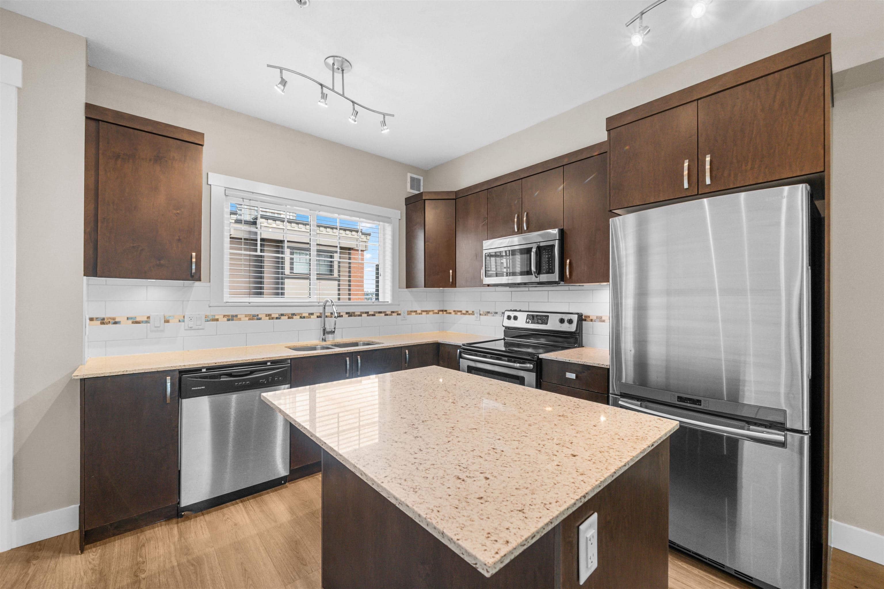7 - 838 Royal Avenue, New Westminster, V3M 1J9 — photo 2