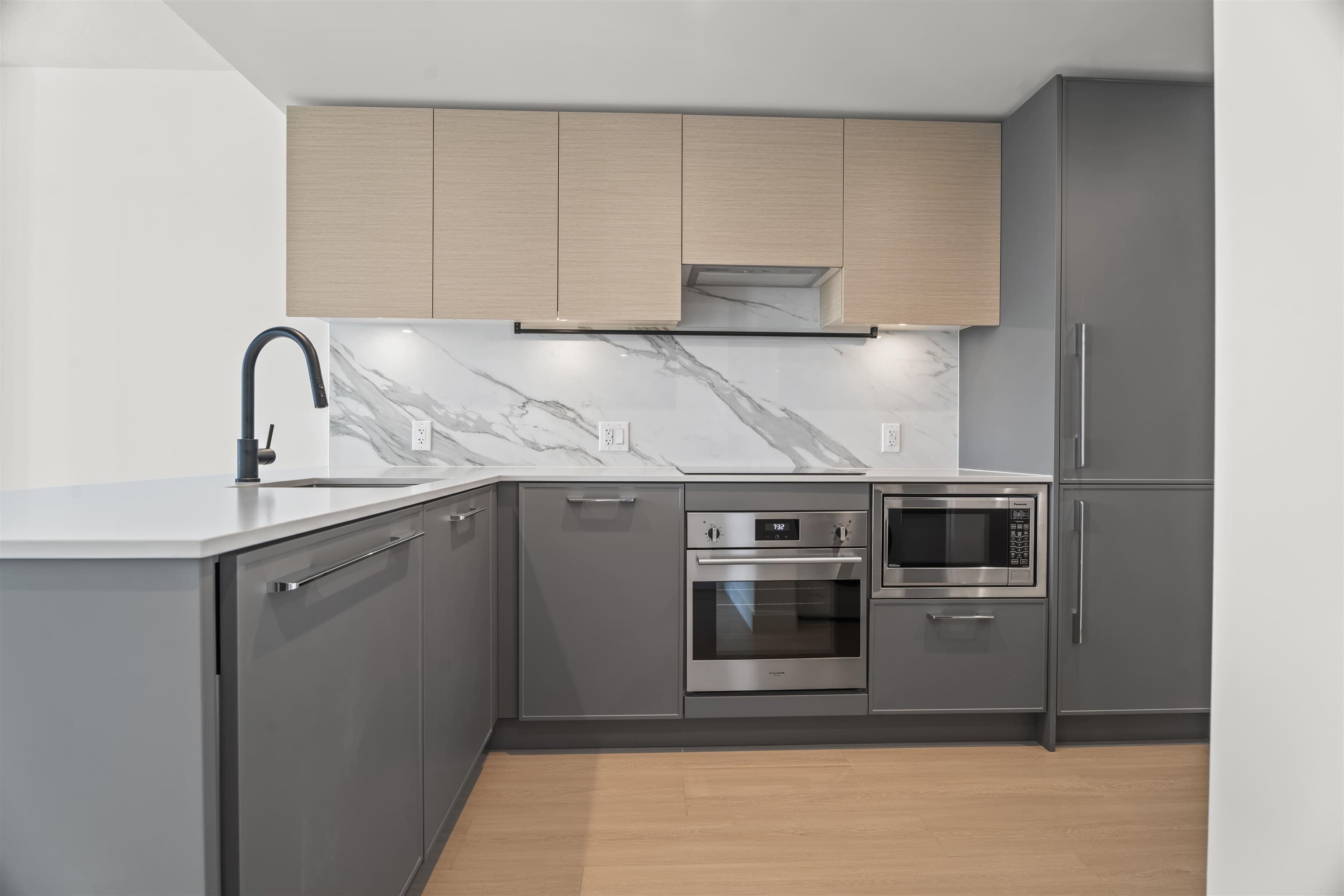 505 - 13745 George Junction, Surrey, V3T 0V8 — photo 3