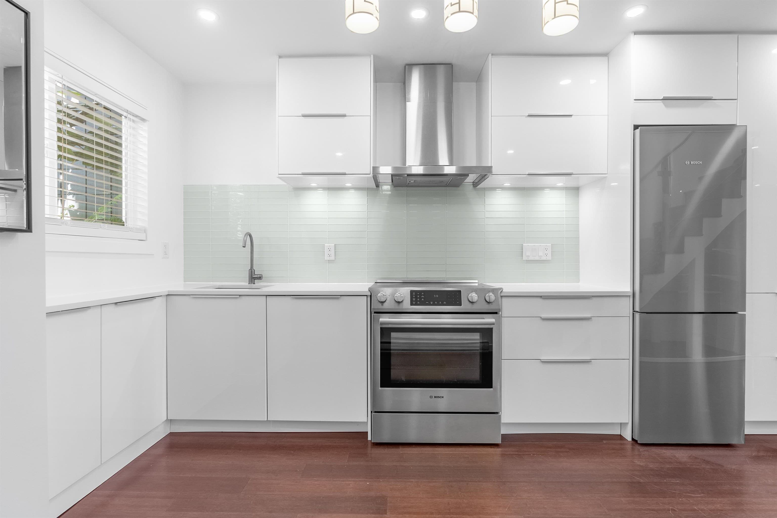 E - 733 W 16th Avenue, Vancouver, V5Z 1S8 — photo 2