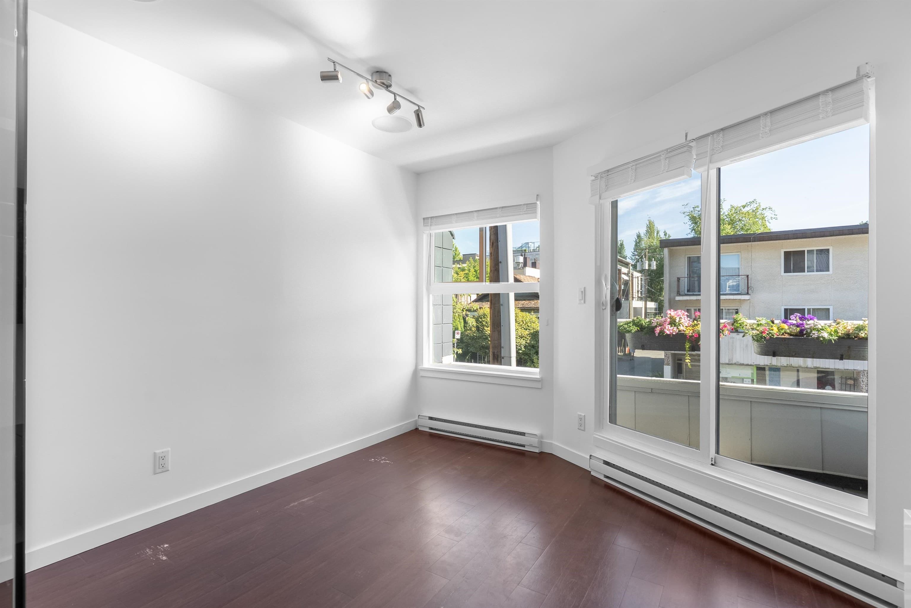 E - 733 W 16th Avenue, Vancouver, V5Z 1S8 — photo 5