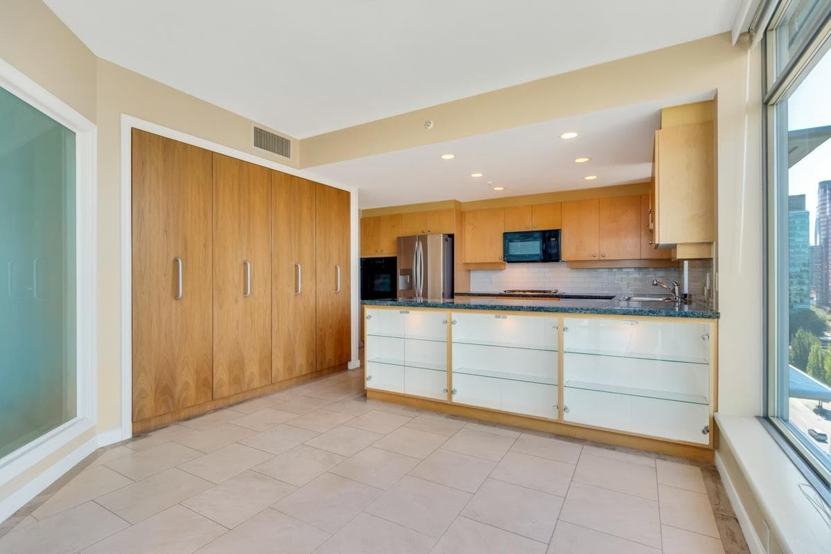 1303 - 1790 Bayshore Drive, Vancouver, V6G 3G5 — photo 5