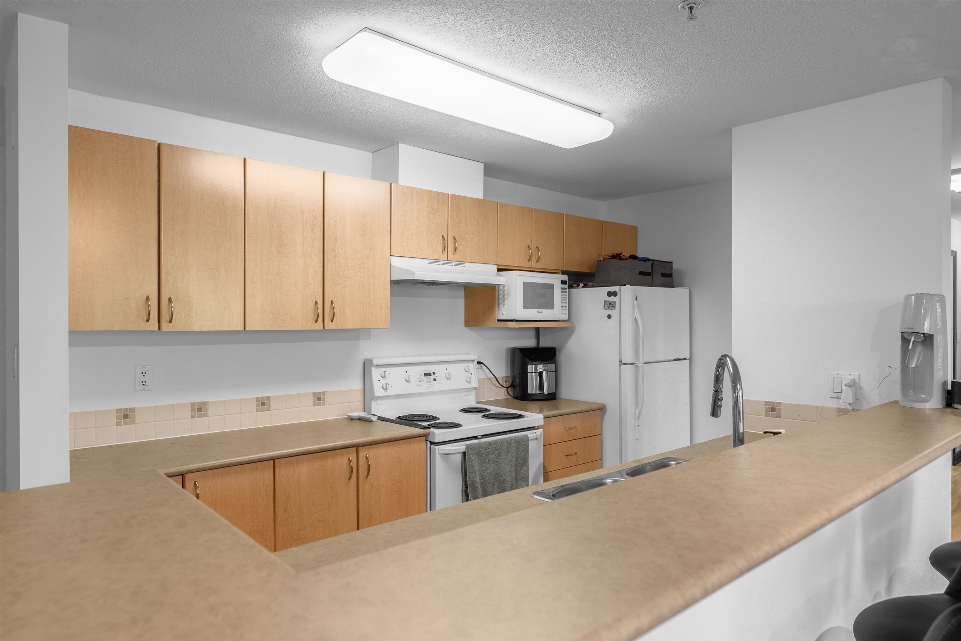 201 - 15220 Guildford Drive, Surrey, V3R 0Y6 — photo 5