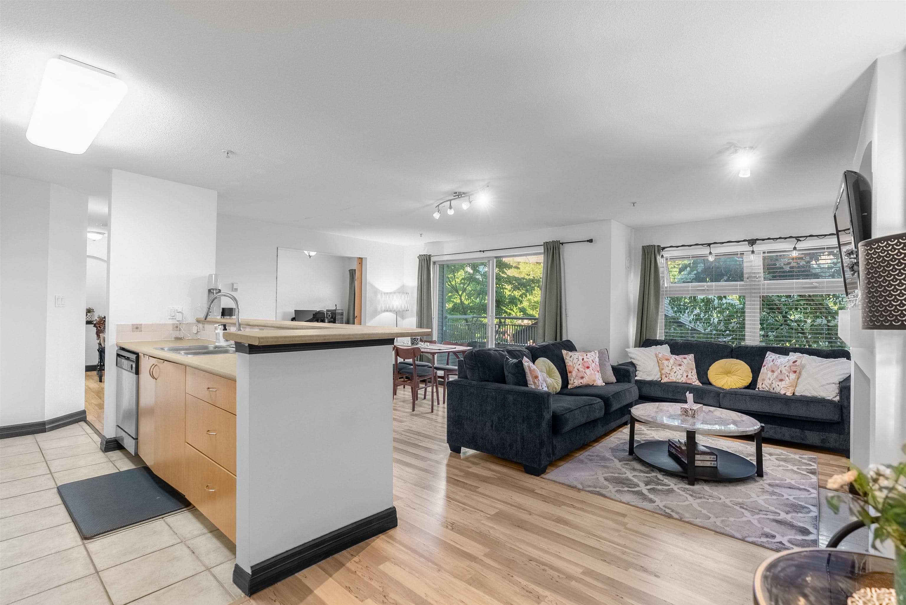 201 - 15220 Guildford Drive, Surrey, V3R 0Y6 — photo 4
