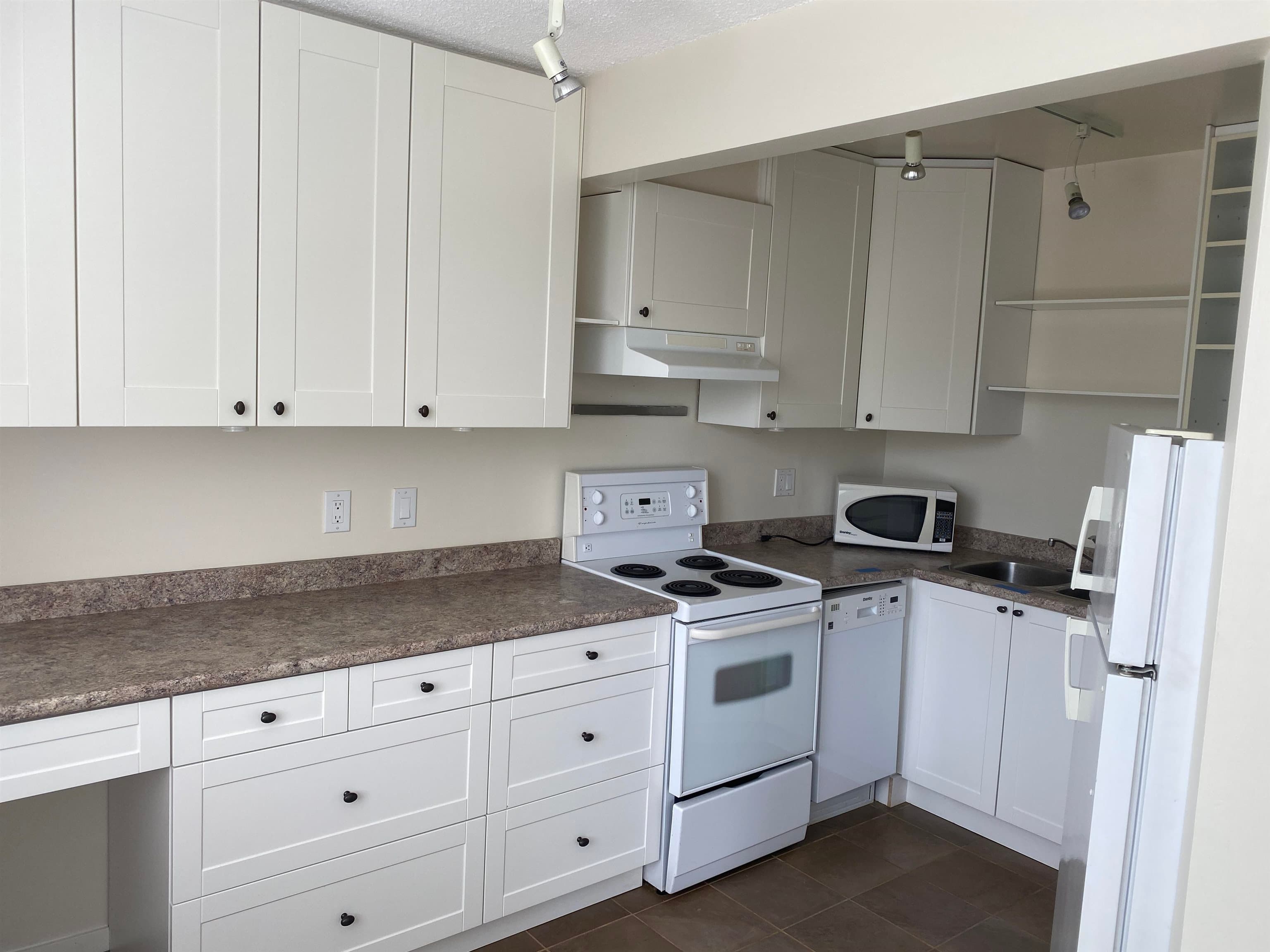 202 - 4691 W 10th Avenue, Vancouver, V6R 2J3 — photo 4