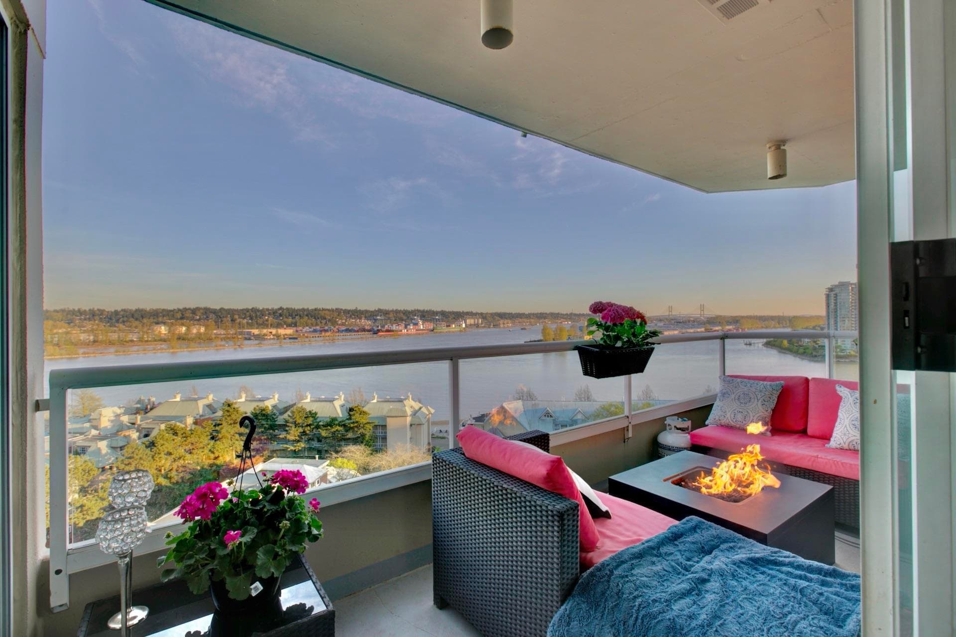 1403 - 1065 Quayside Drive, New Westminster, V3M 1C5 — photo 1
