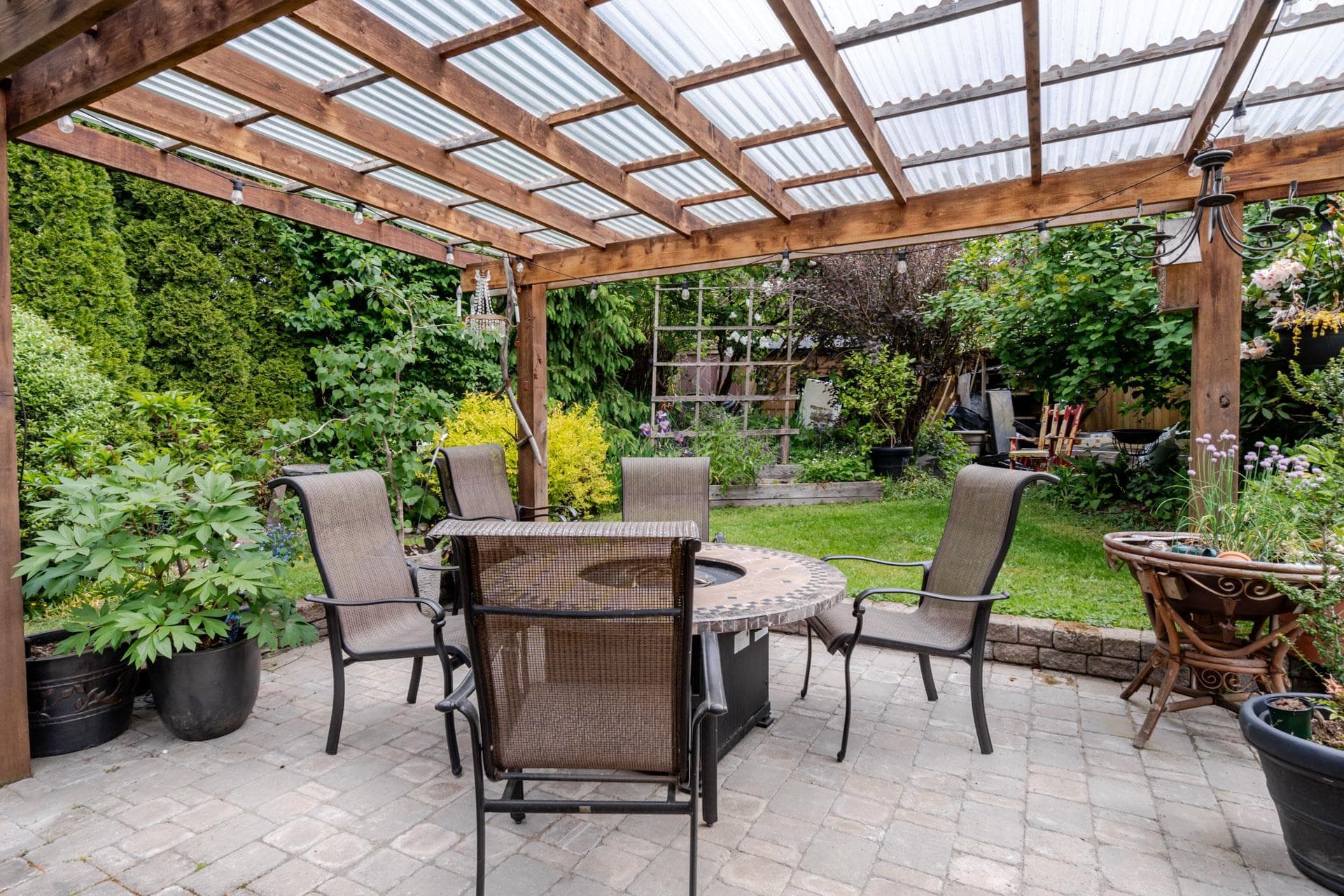 9756 Crown Crescent, Surrey, V3V 6H9 — photo 2