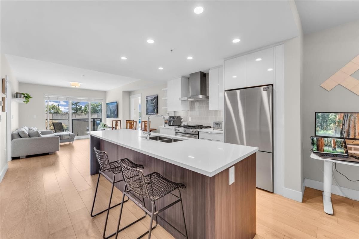 211 - 1496 Charlotte Road, North Vancouver, V7J 0C9 — photo 2