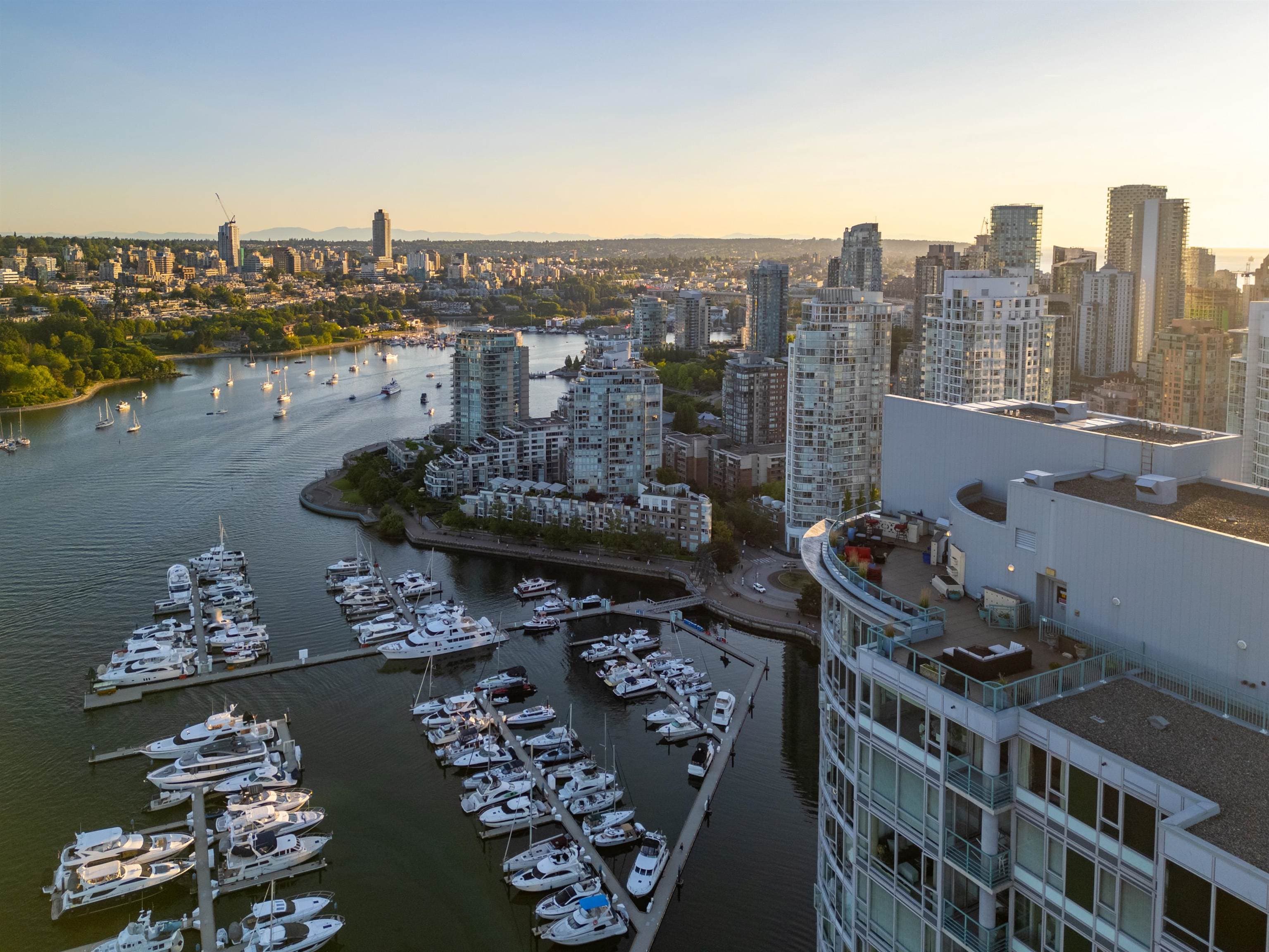 3903 - 1033 Marinaside Crescent, Vancouver, V6Z 3A3 — photo 2