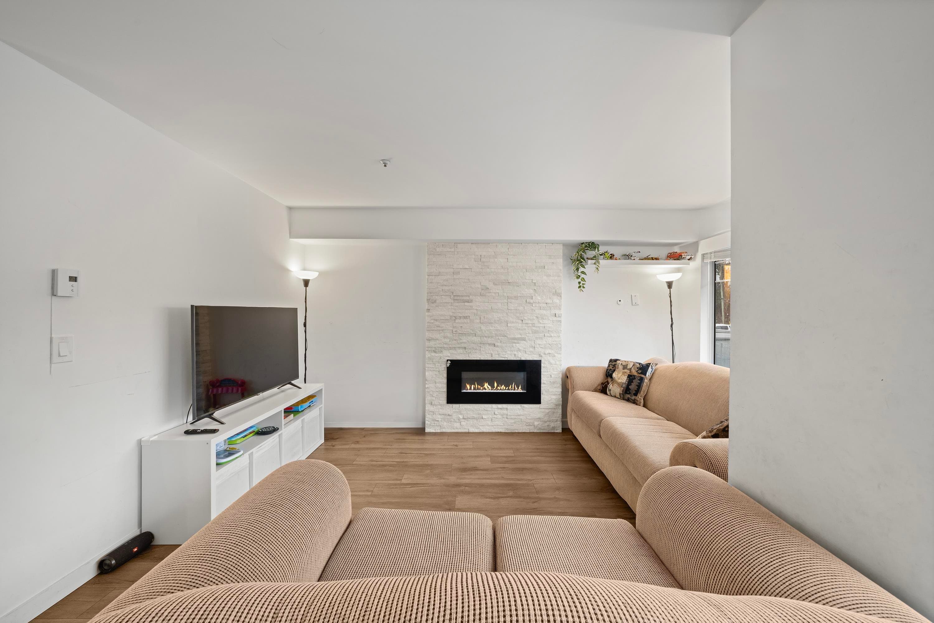201 - 11671 Fraser Street, Maple Ridge, V2X 6C4 — photo 2