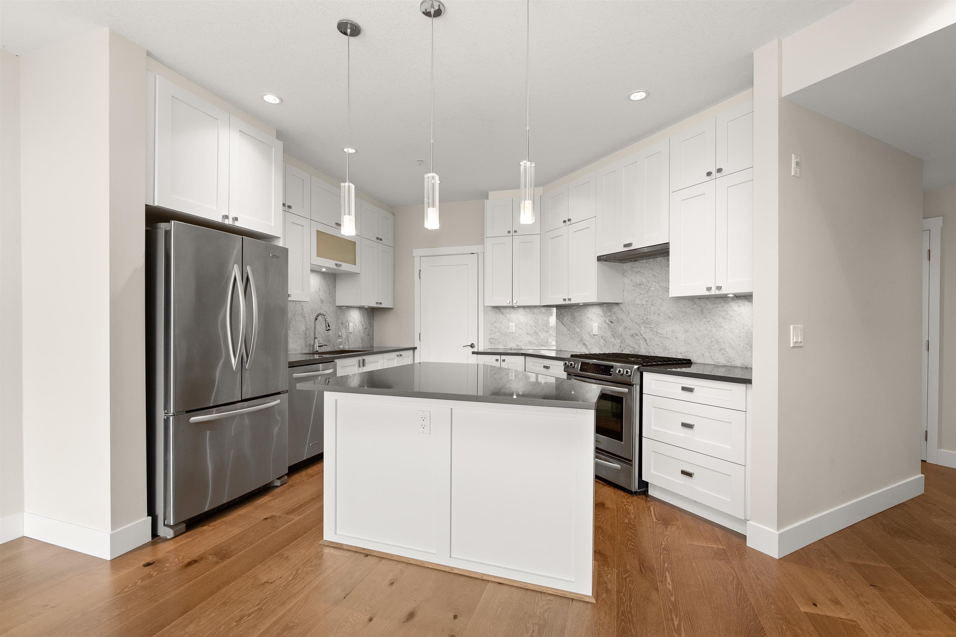 214 - 14855 Thrift Avenue, White Rock, V4B 2J6 — photo 2