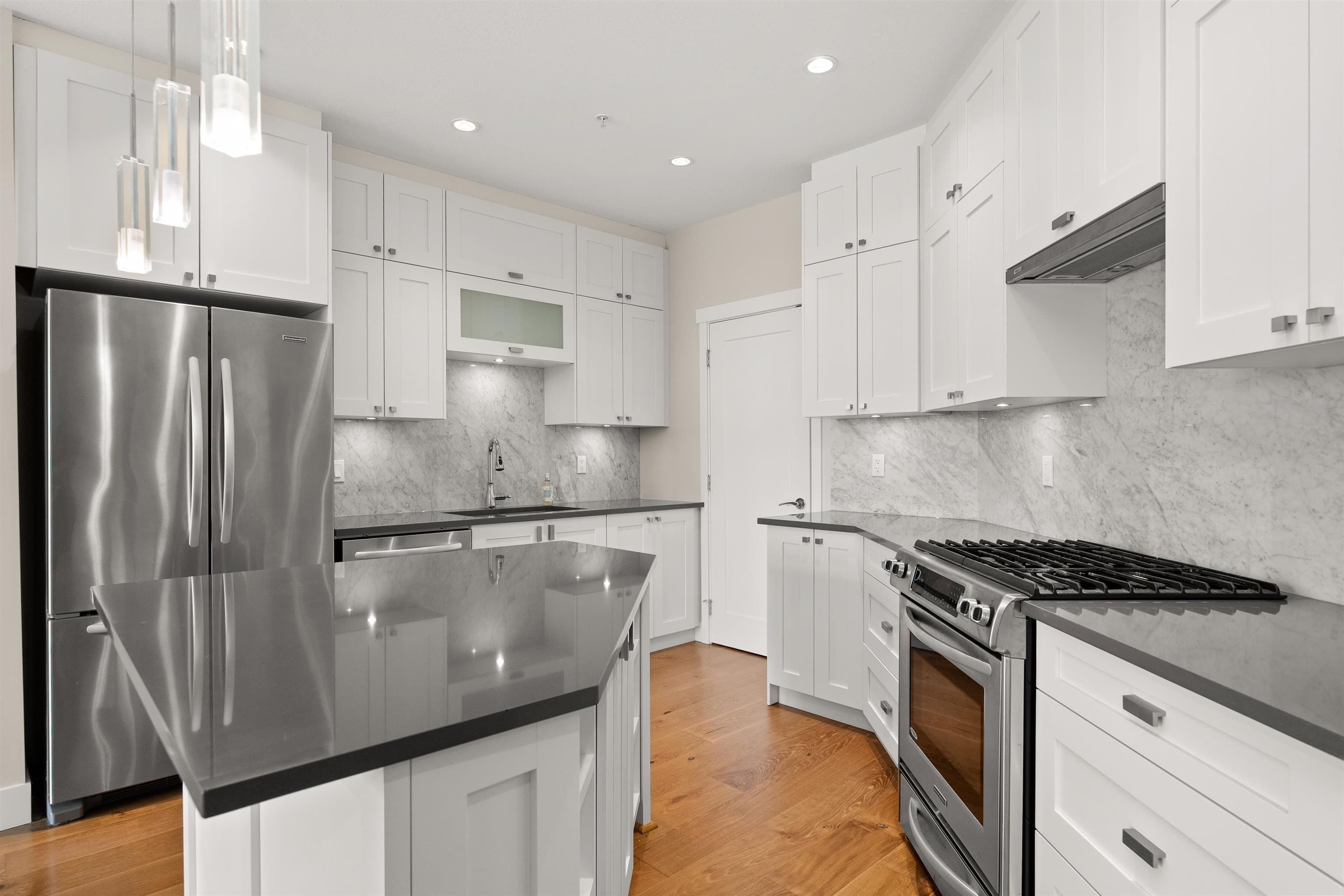 214 - 14855 Thrift Avenue, White Rock, V4B 2J6 — photo 3