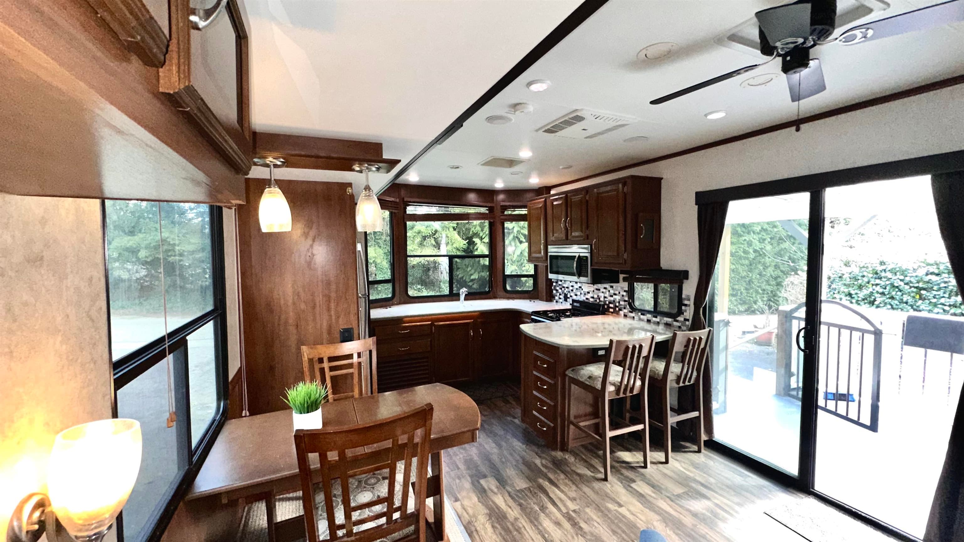 247 Tomahawk Avenue, West Vancouver, V7P 1C4 — photo 3