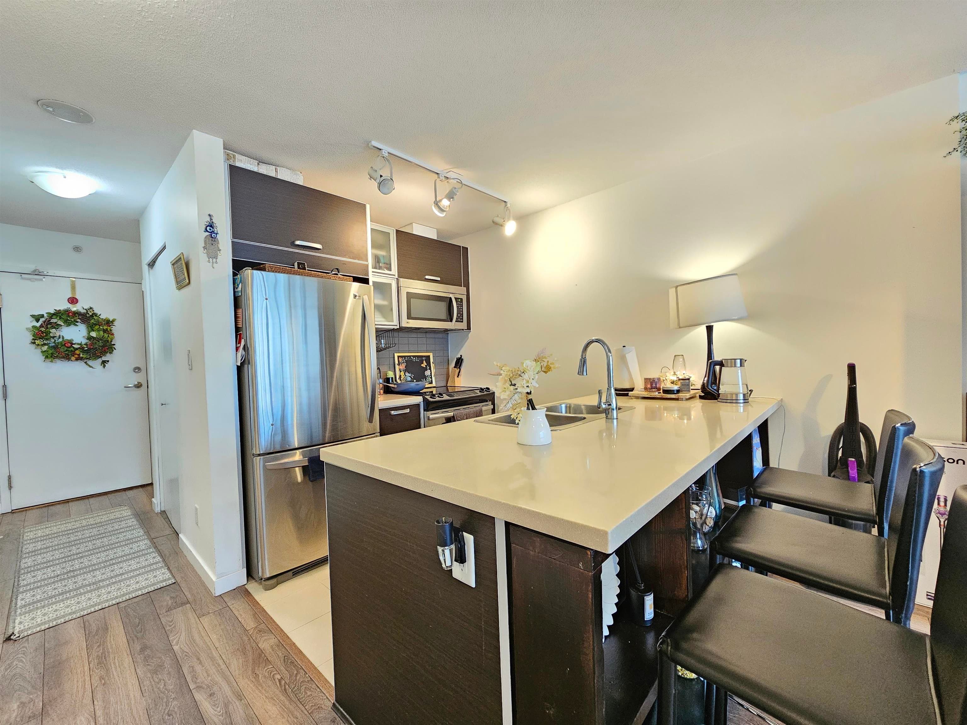3303 - 9981 Whalley Boulevard, Surrey, V3T 0G6 — photo 2