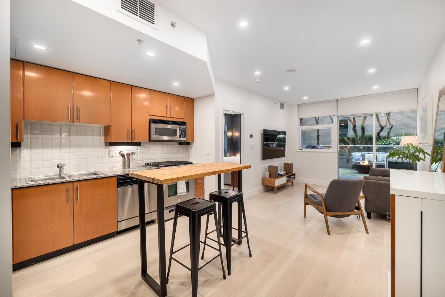301 - 168 E Esplanade, North Vancouver, V7L 4X8 — photo 1