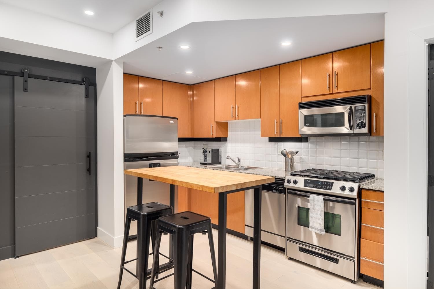 301 - 168 E Esplanade, North Vancouver, V7L 4X8 — photo 5