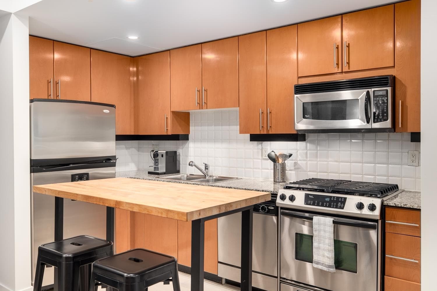 301 - 168 E Esplanade, North Vancouver, V7L 4X8 — photo 4
