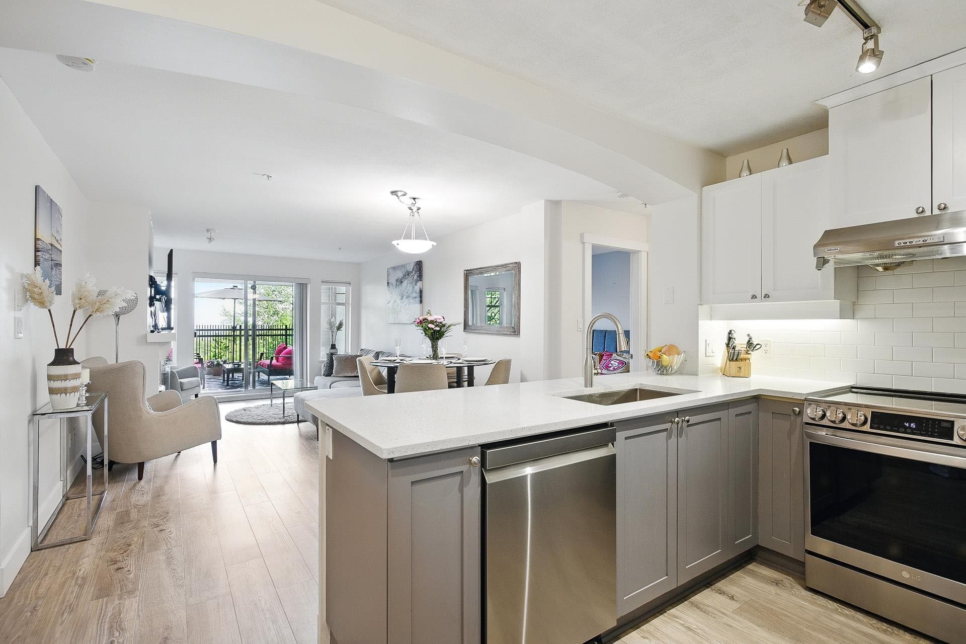 102 - 1438 Parkway Boulevard, Coquitlam, V3E 3M1 — photo 4