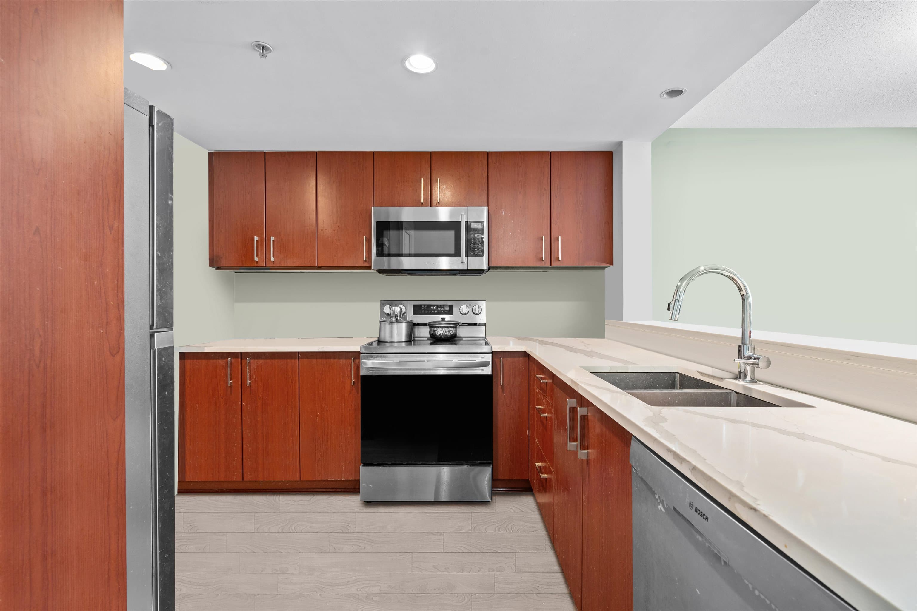 202 - 235 Guildford Way, Port Moody, V3H 5L8 — photo 4