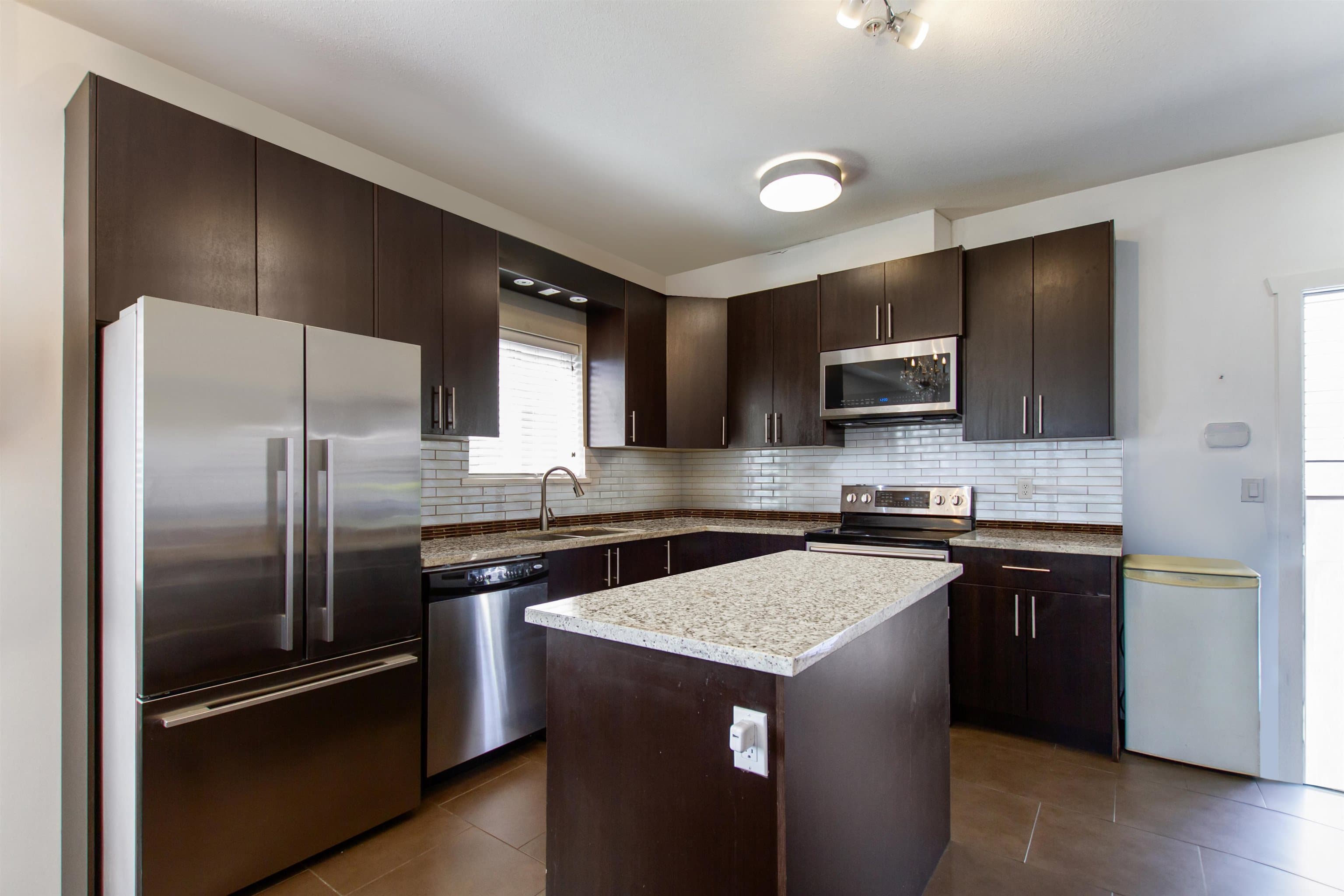 232 - 368 Ellesmere Avenue, Burnaby, V5B 3S9 — photo 2