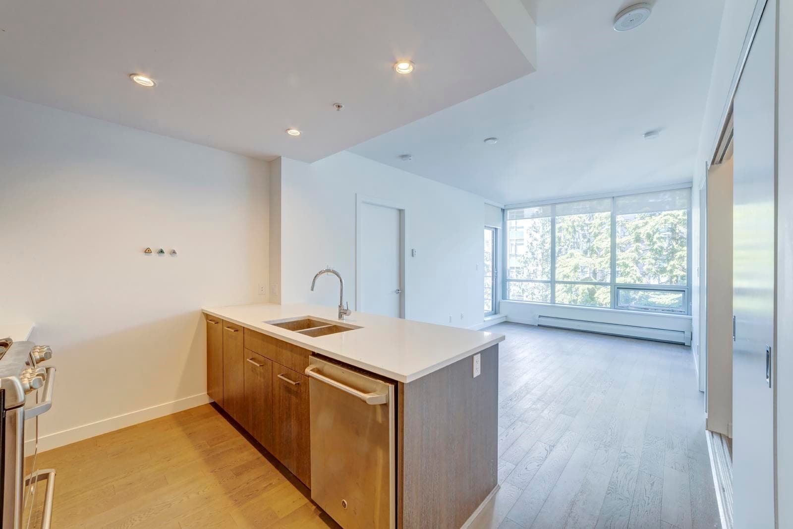 10xx - 9060 University Crescent, Burnaby, V5A 0E1 — photo 4