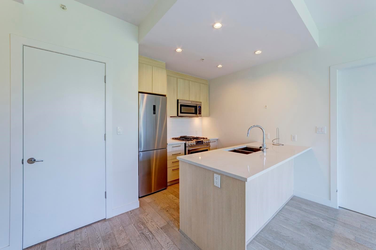 1xx - 9060 University Crescent, Burnaby, V5A 0E1 — photo 2