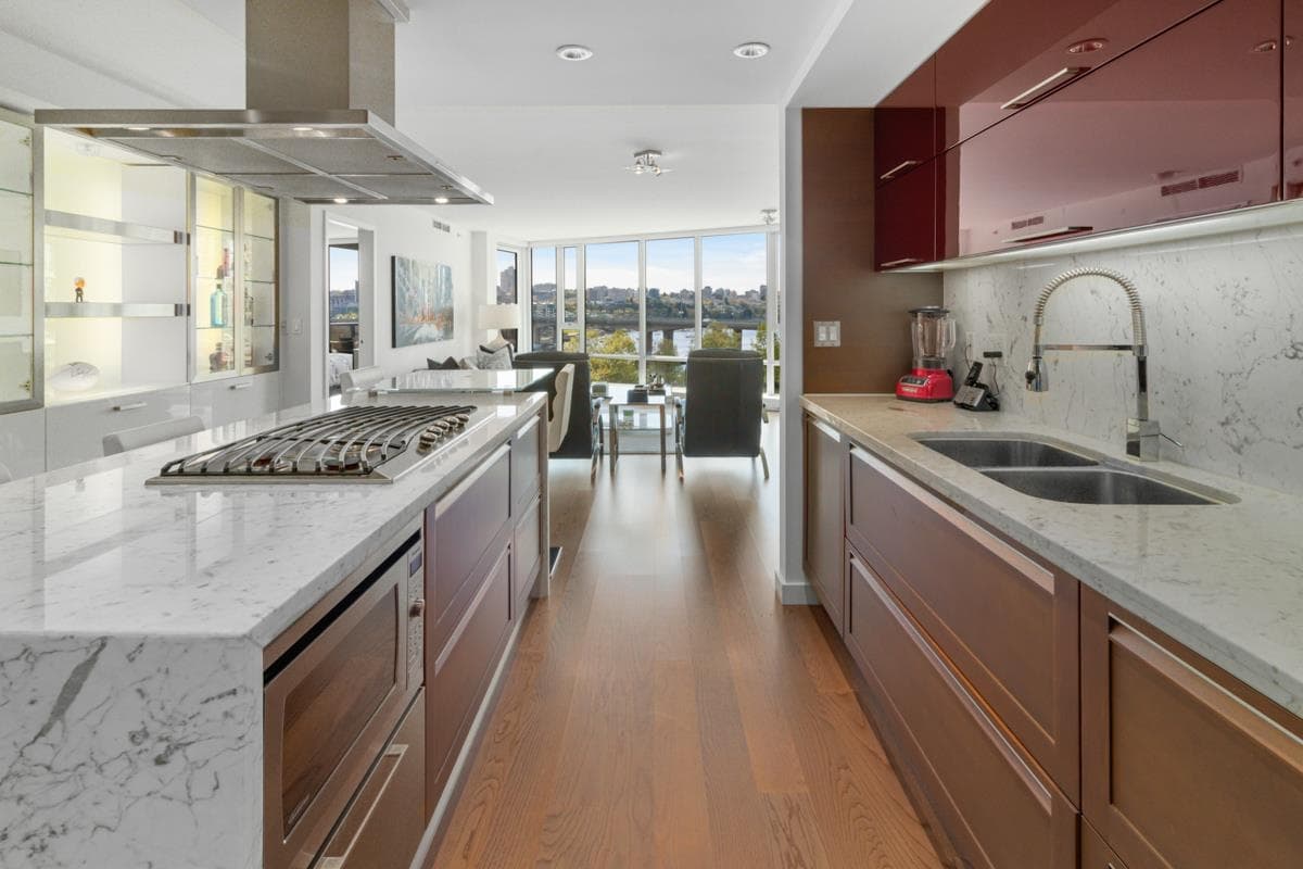 803 - 8 Smithe Mews, Vancouver, V6B 0A5 — photo 2