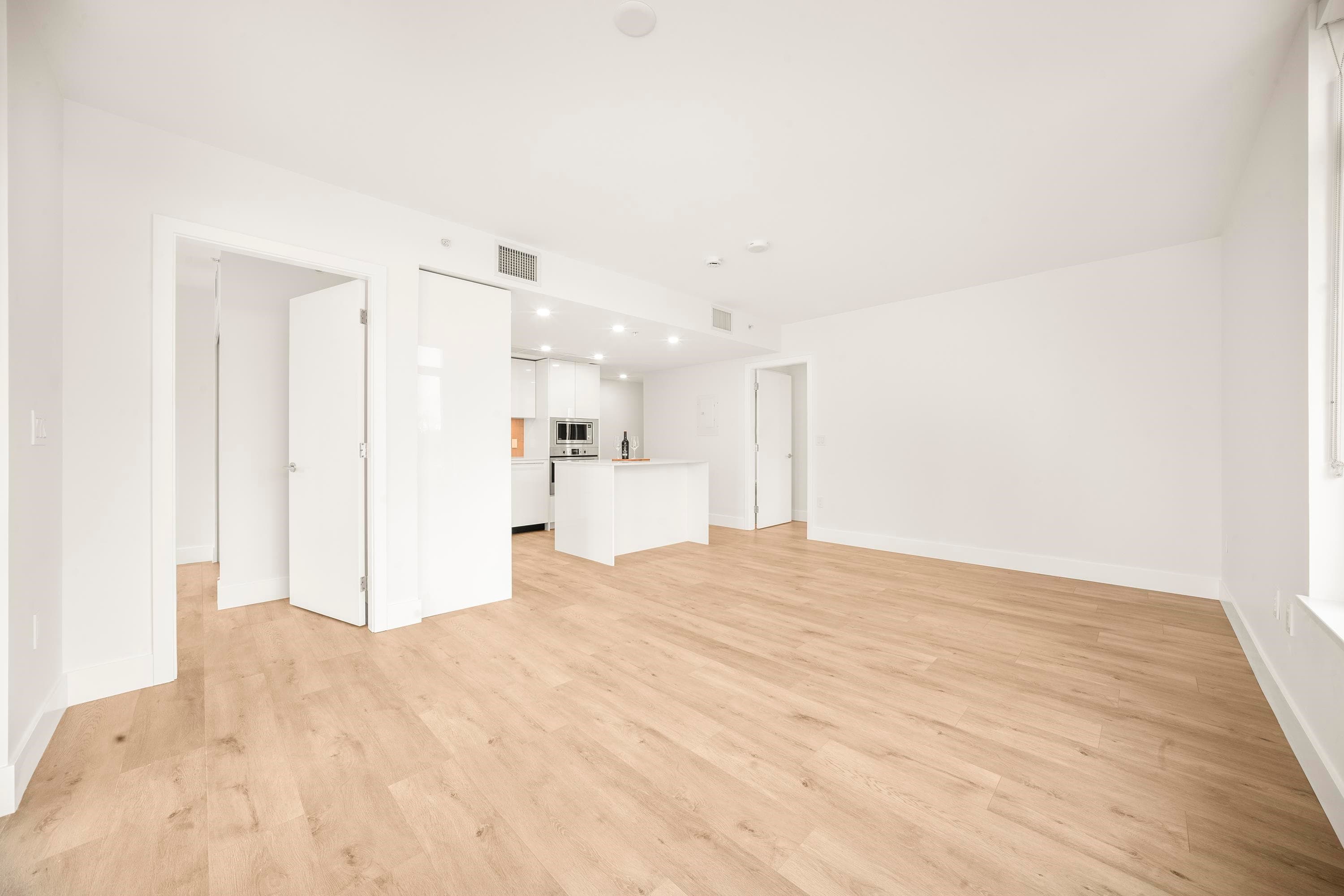 404 - 10428 Whalley Boulevard, Surrey, V3T 1W6 — photo 3