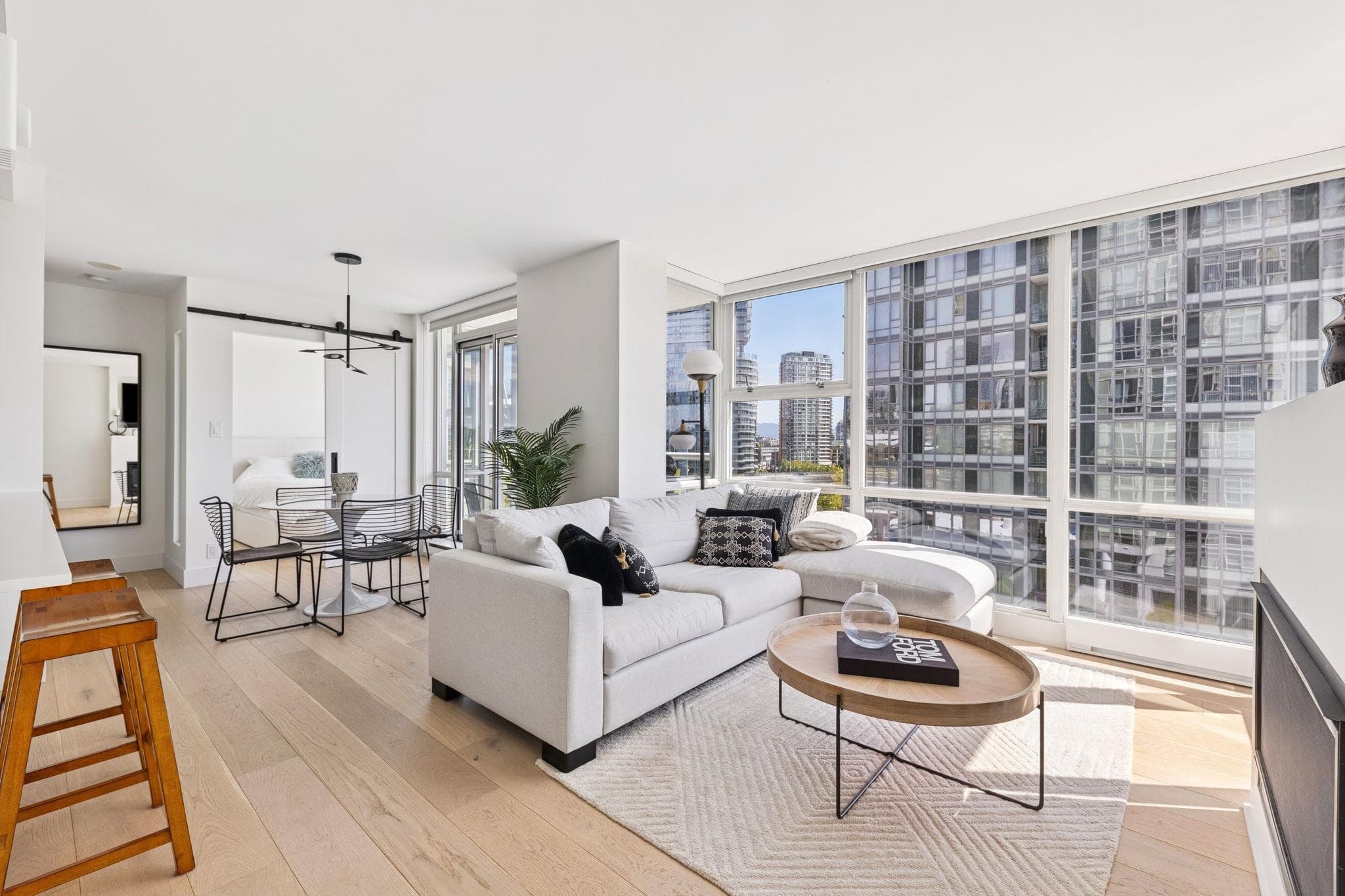 801 - 1077 Marinaside Crescent, Vancouver, V6Z 2Z5 — photo 2